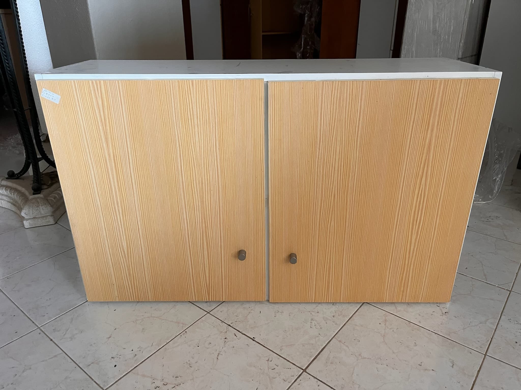 Móvel de madeira com duas portas