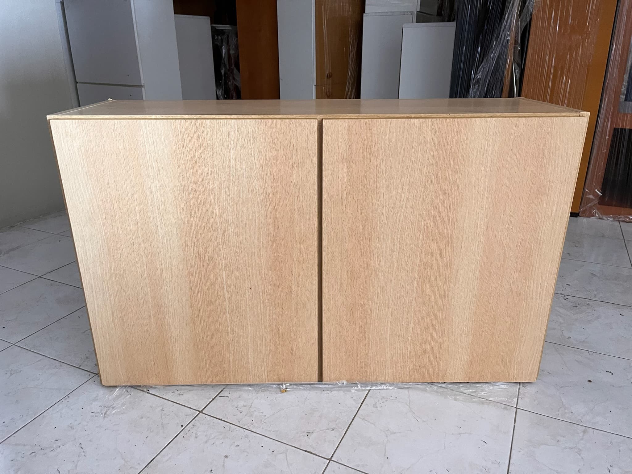 Mueble de madera con dos puertas — imagen 1