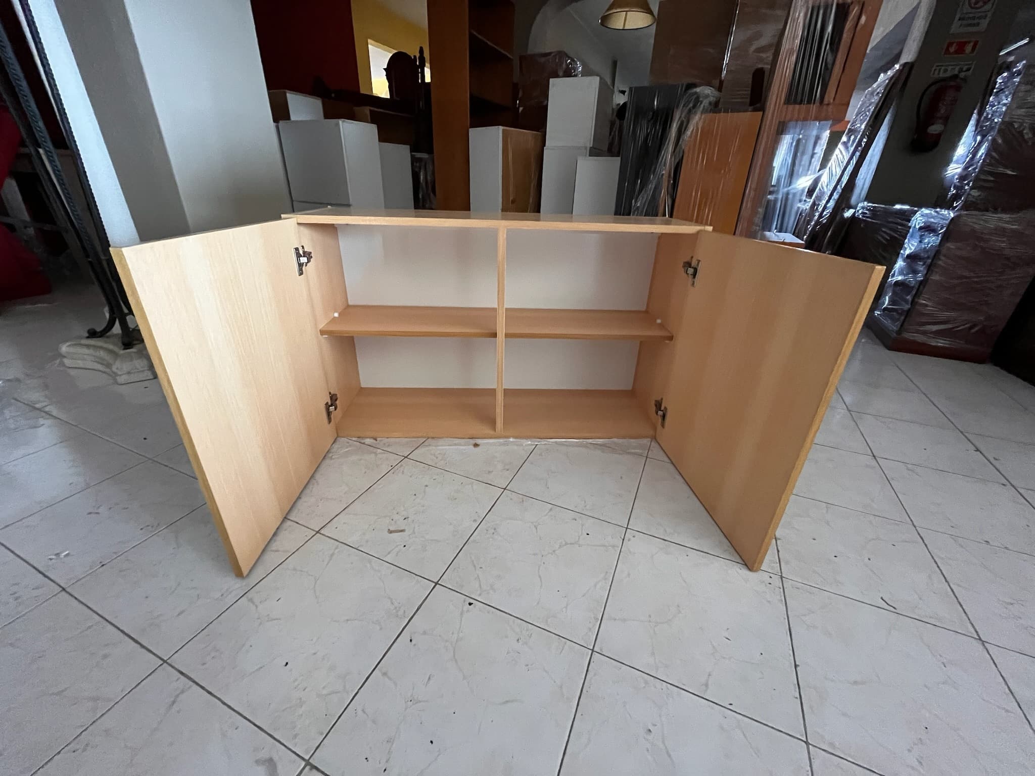 Mueble de madera con dos puertas — imagen 2