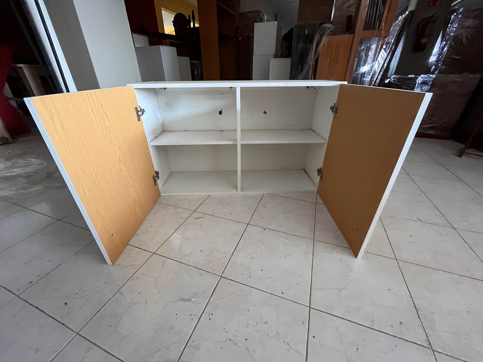Mueble de madera con dos puertas — imagen 2
