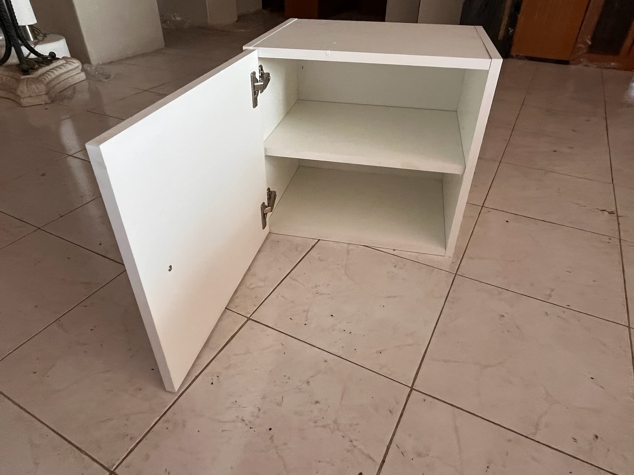 Mesinha de cabeceira branca — imagem 3