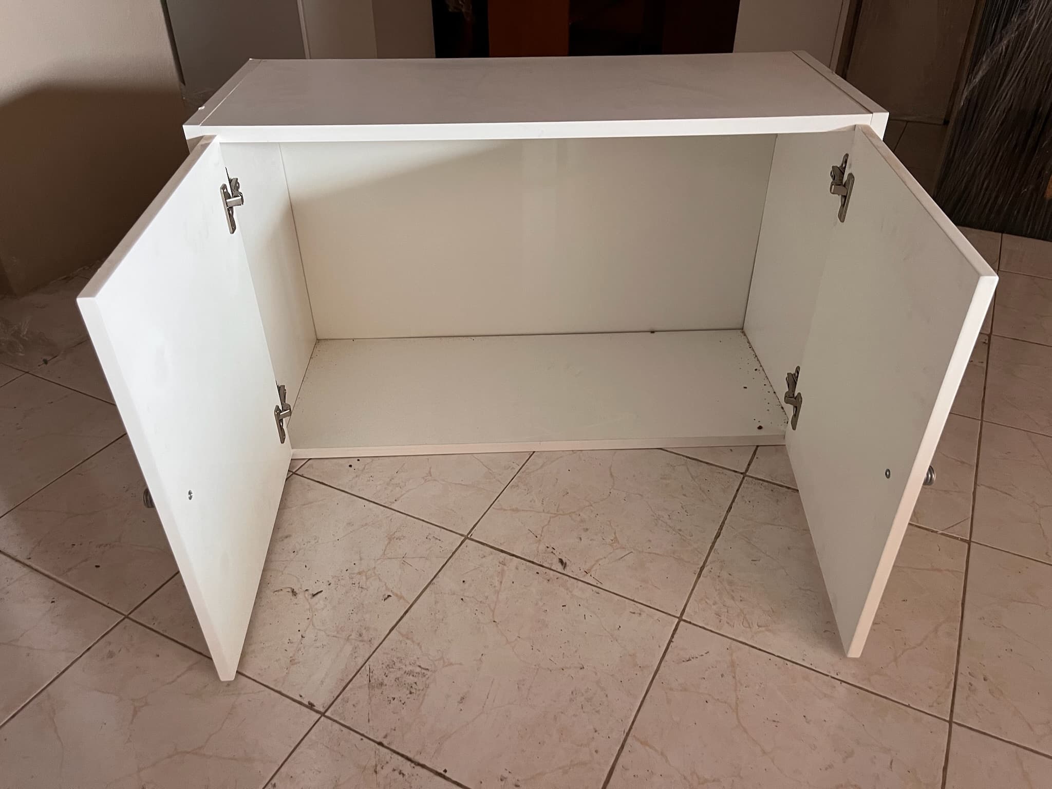 Móvel branco de madeira com duas portas — imagem 2