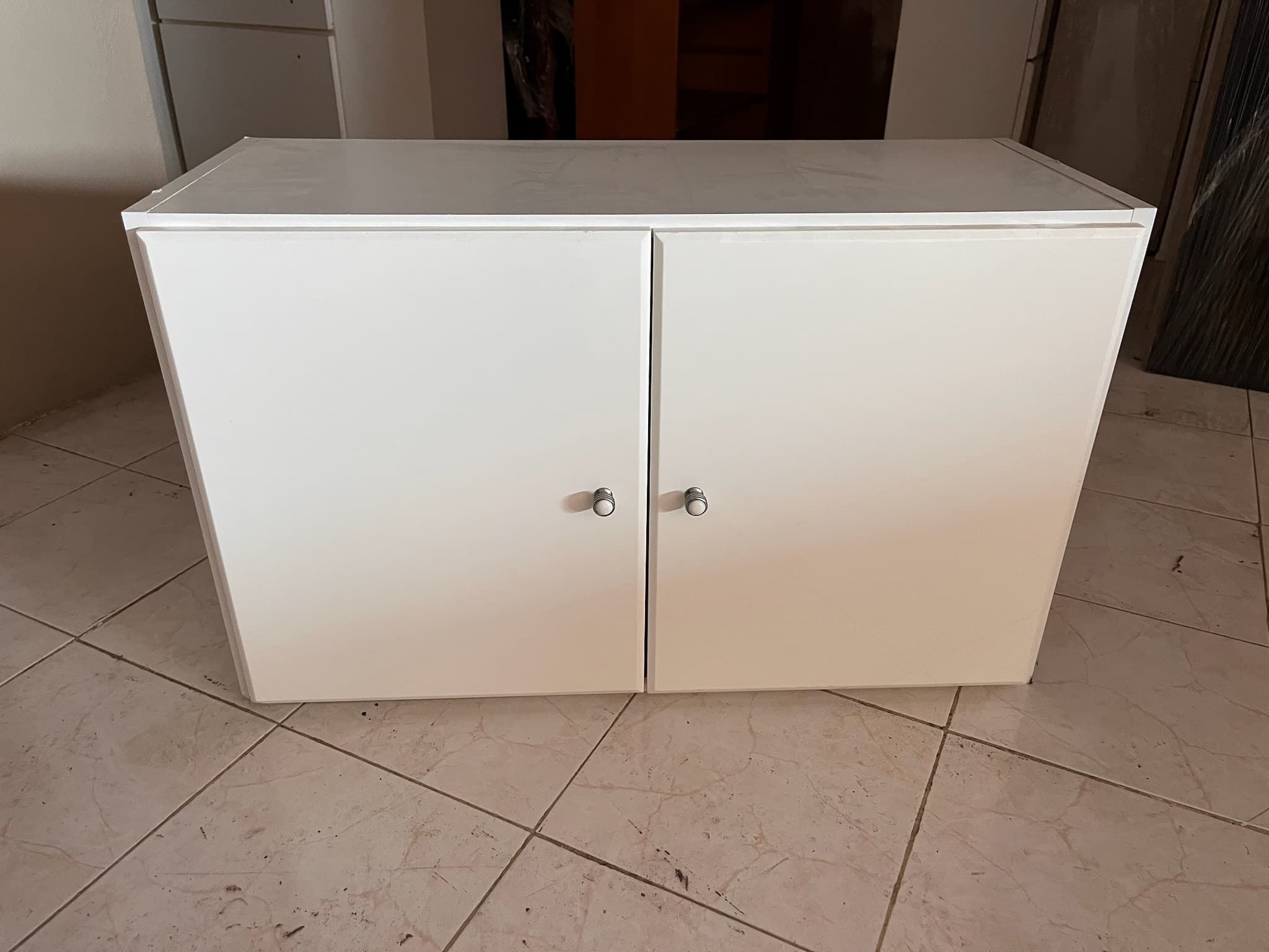 Móvel branco de madeira com duas portas — imagem 1