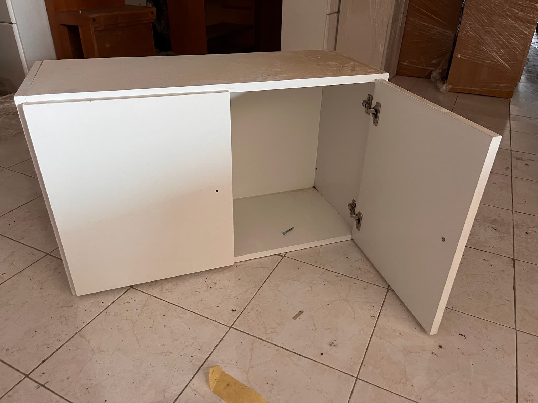Móvel de madeira branco com duas portas — imagen 4