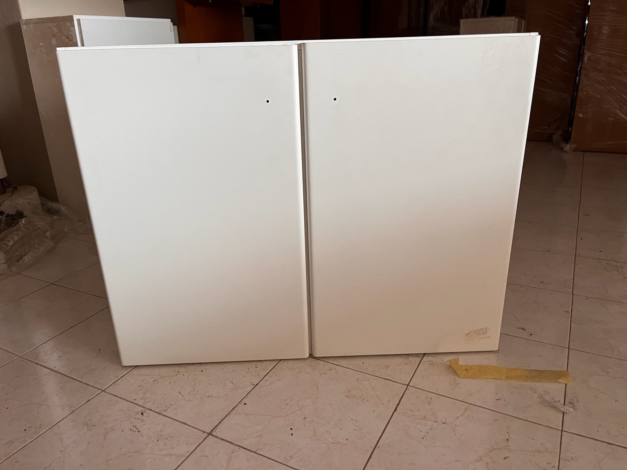 Móvel de madeira branco com duas portas — imagem 1
