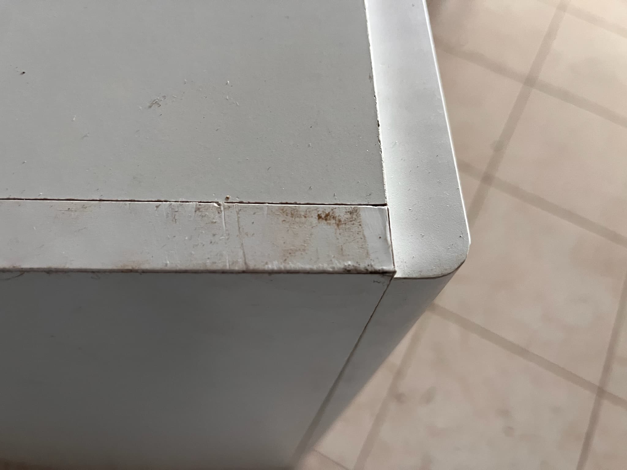 Móvel de madeira branco com duas portas — imagem 4