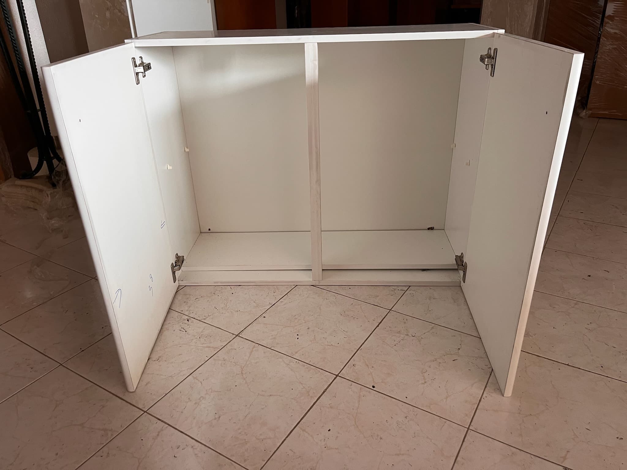 Móvel de madeira branco com duas portas — imagem 2