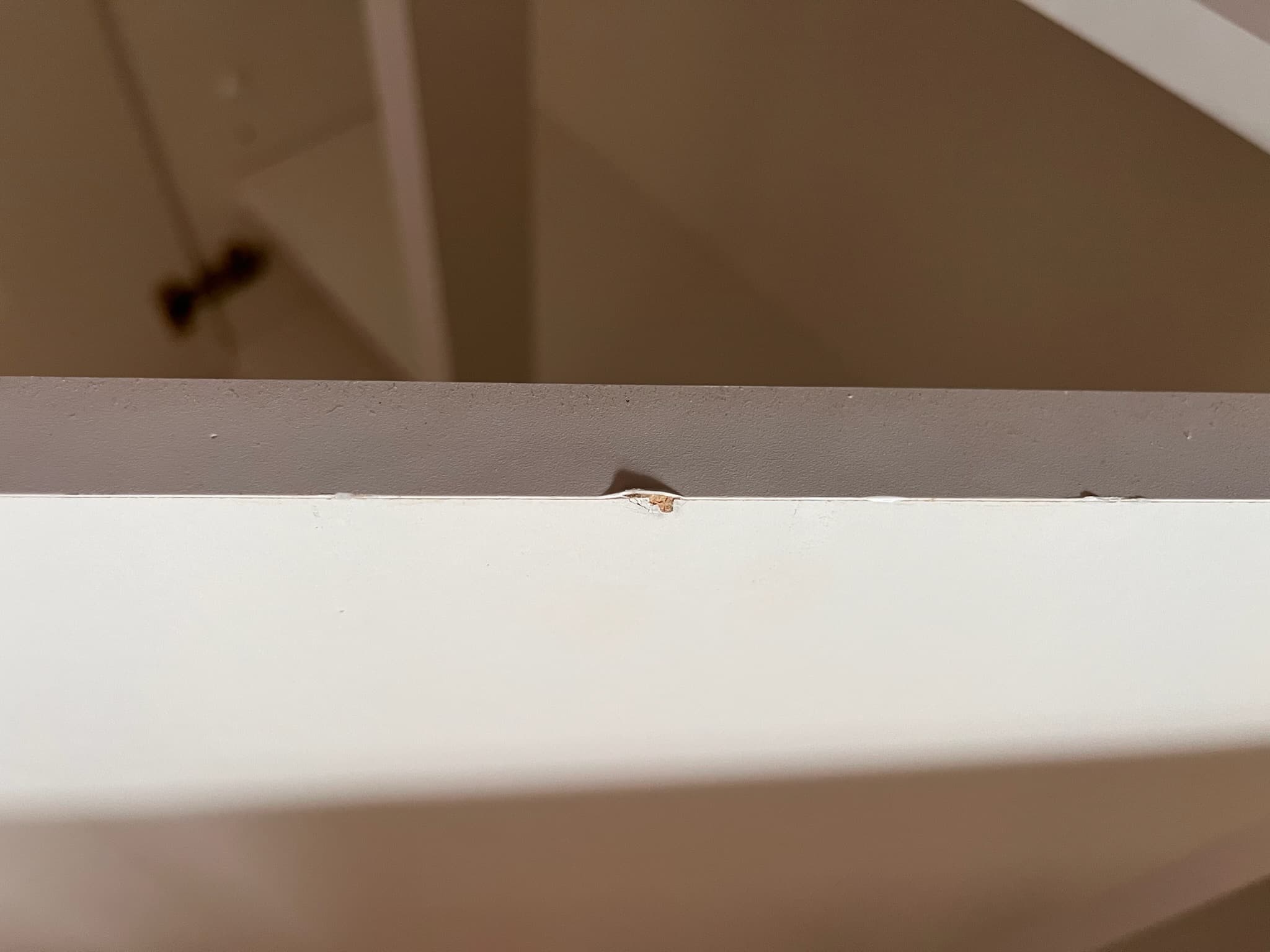 Móvel de madeira branco com três portas — image 3