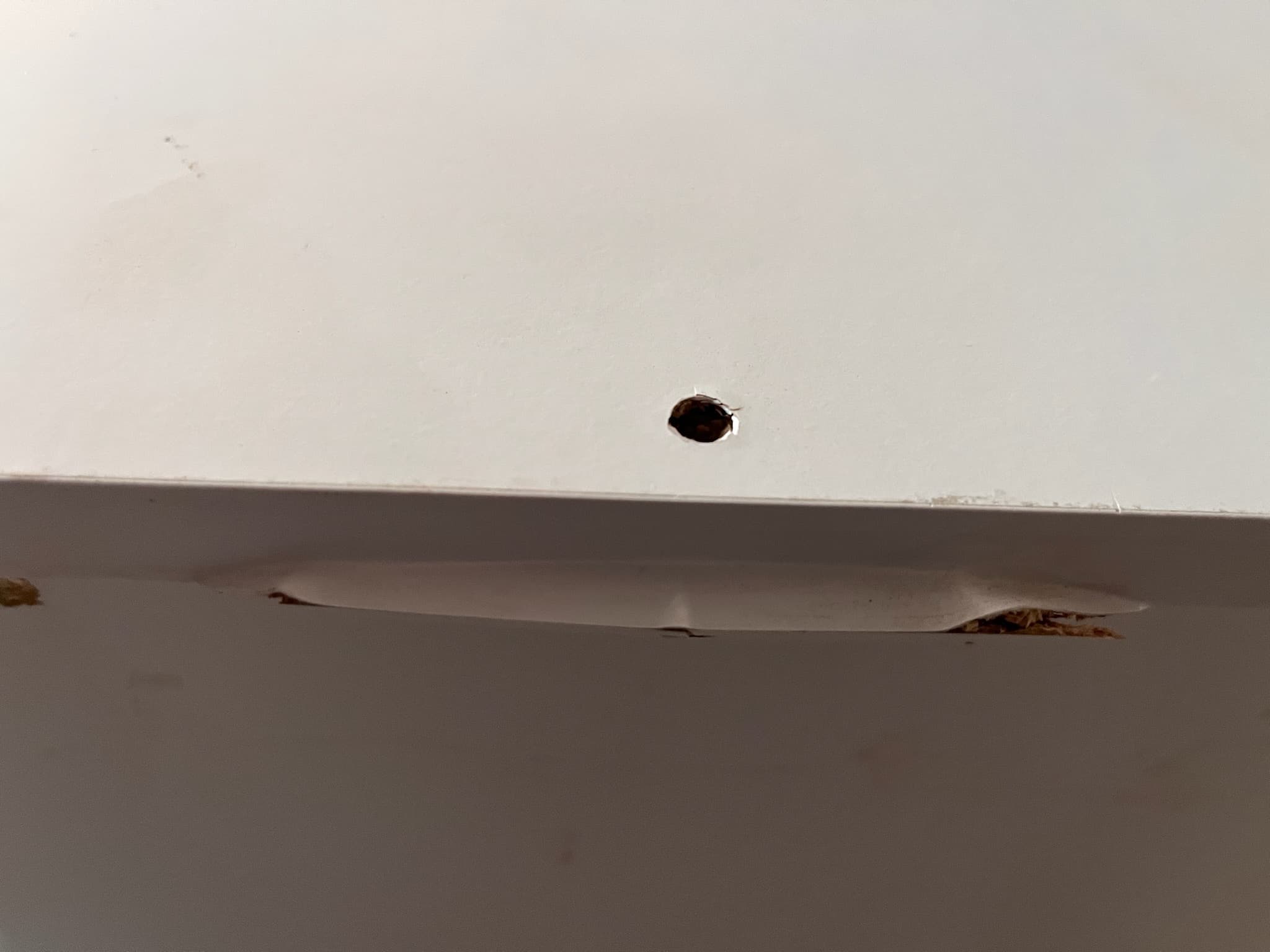 Móvel de madeira branco com três portas — image 7