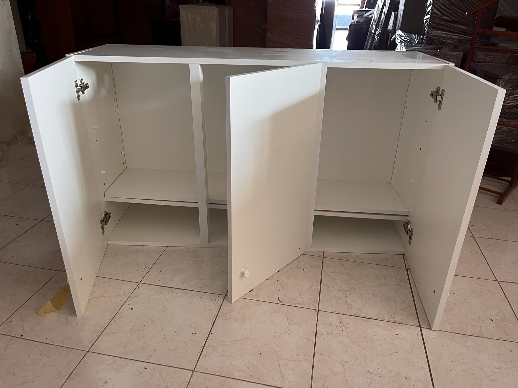 Móvel de madeira branco com três portas — image 2