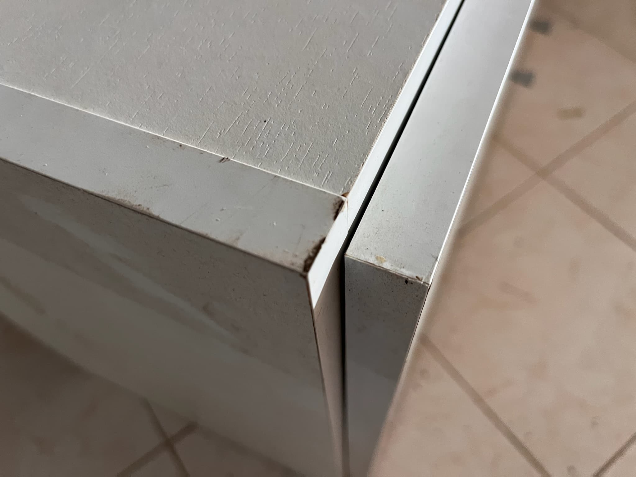Móvel de madeira branco com duas portas — imagen 3