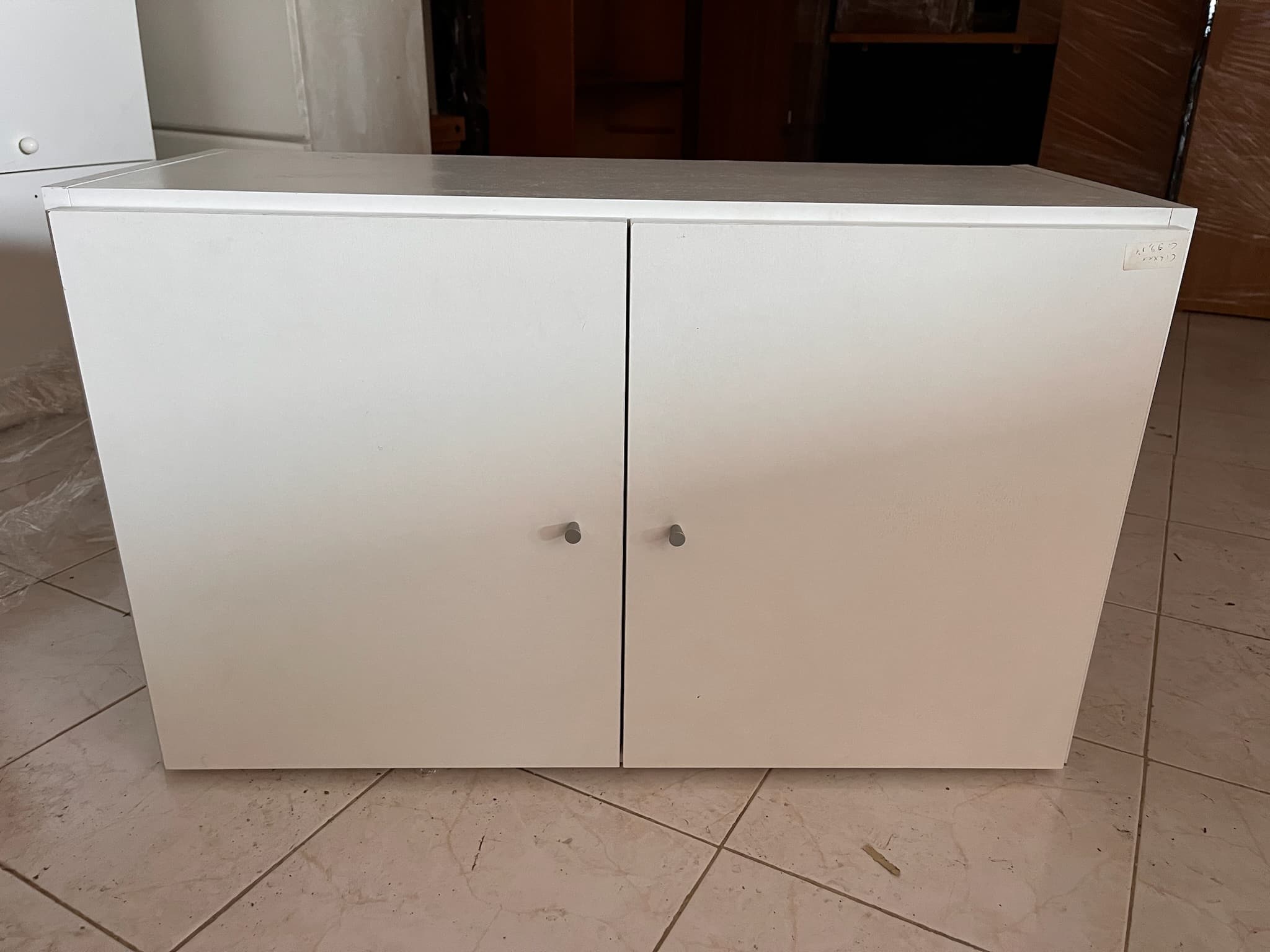 Móvel de madeira branco com duas portas — imagen 1