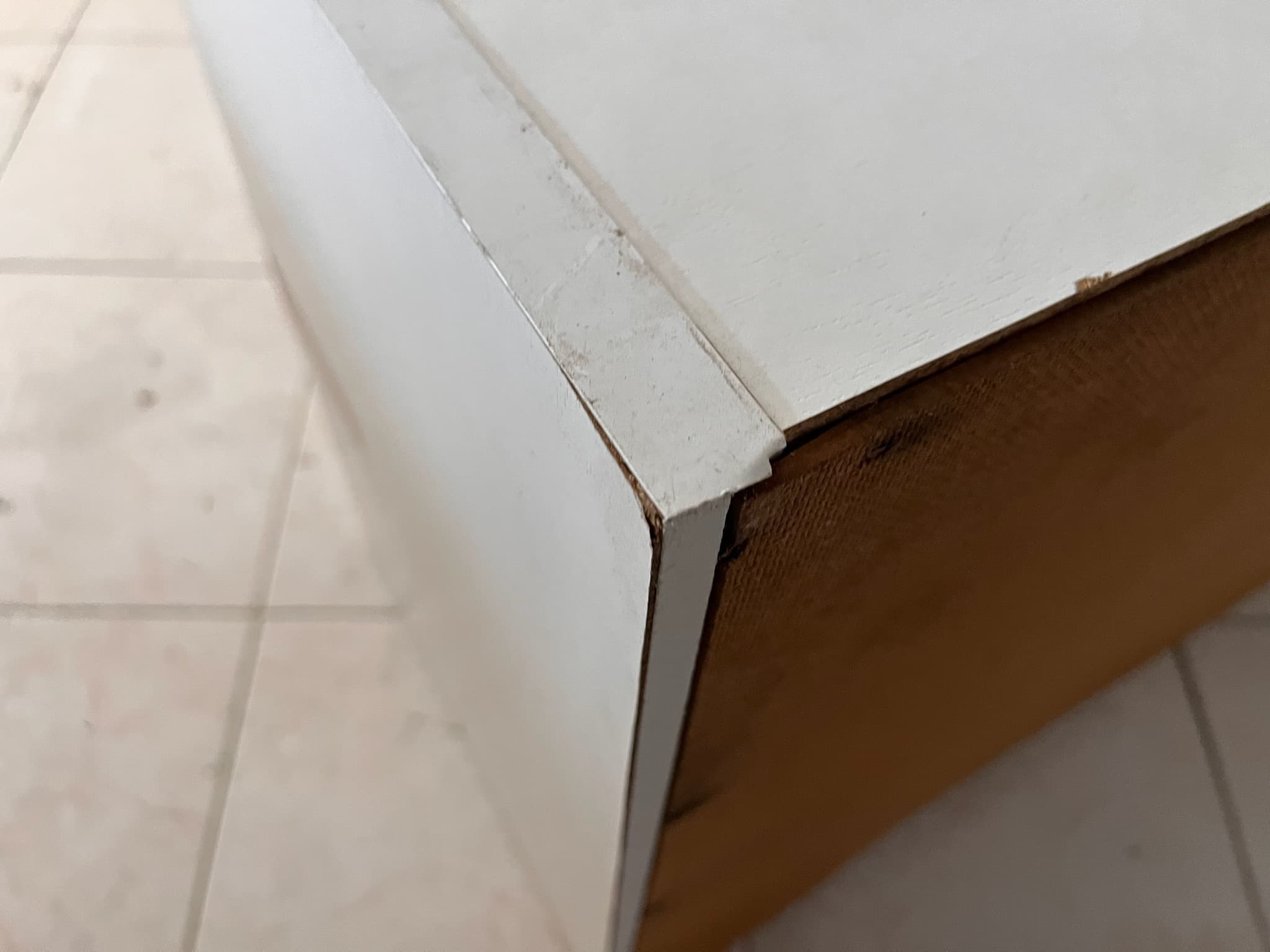 Móvel de madeira branco com duas portas — imagen 2