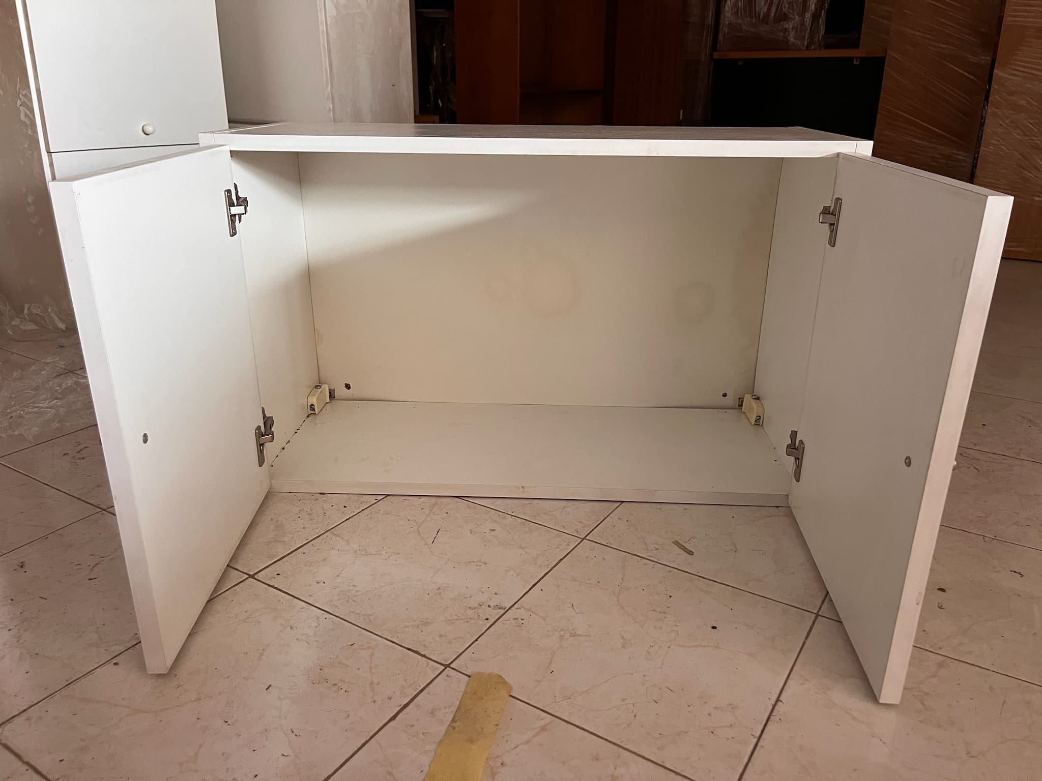 Móvel de madeira branco com duas portas — imagen 4