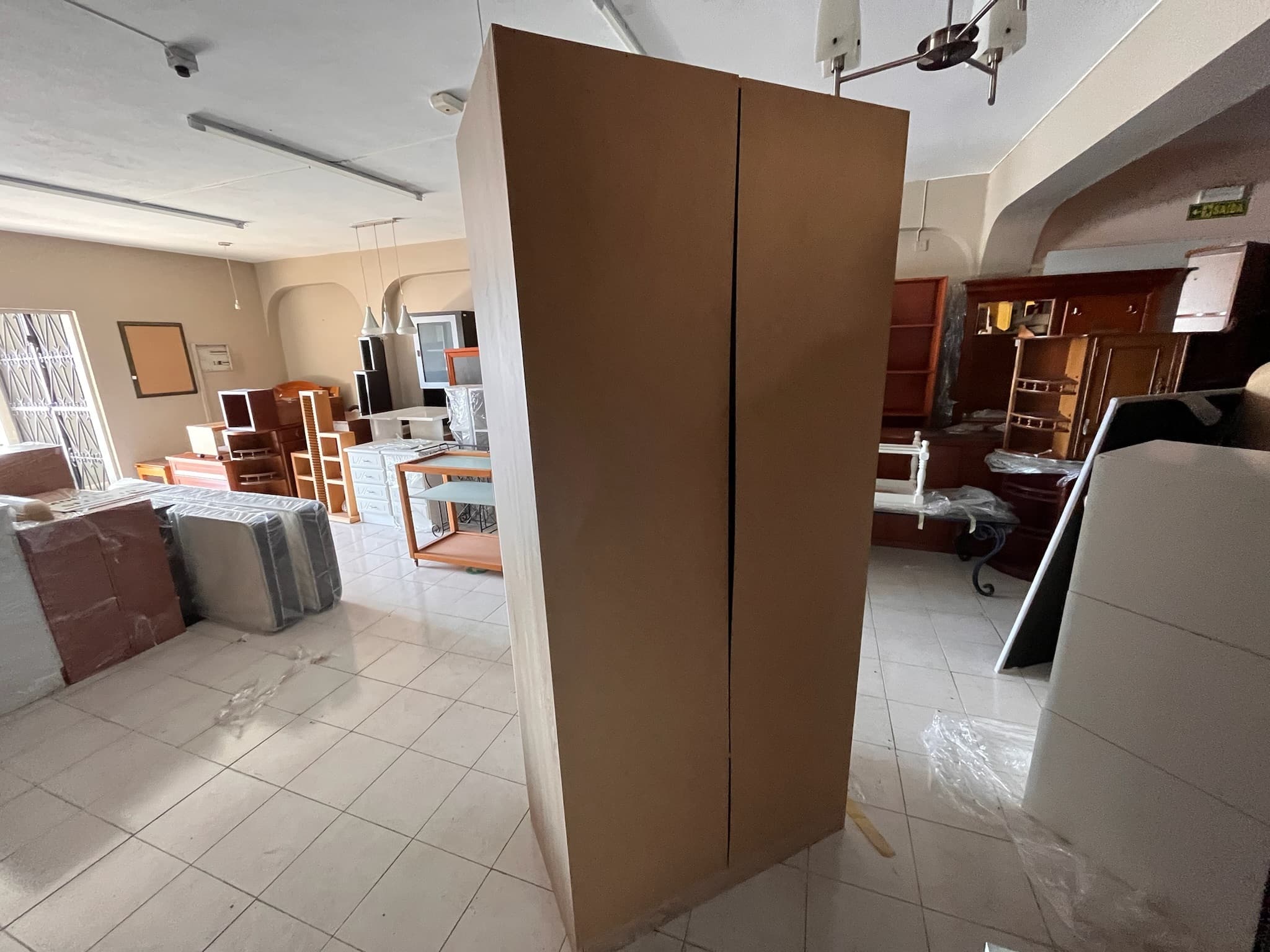 Roupeiro de madeira branco com duas portas — imagem 4