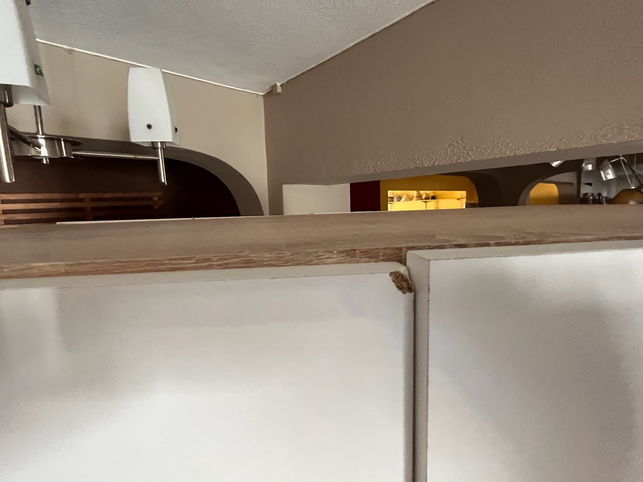 Roupeiro de madeira branco com duas portas — imagem 2