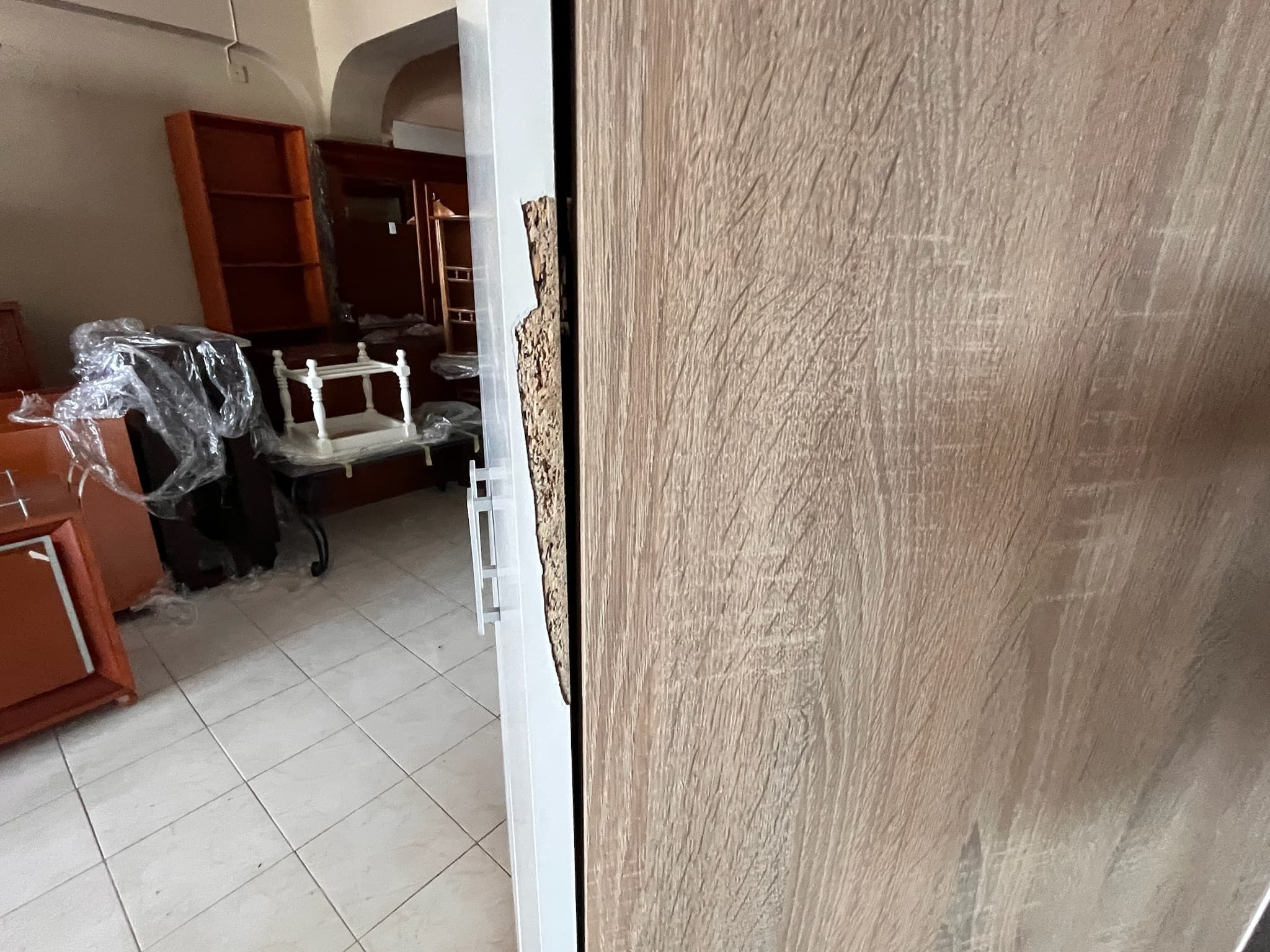 Roupeiro de madeira branco com duas portas — imagem 3