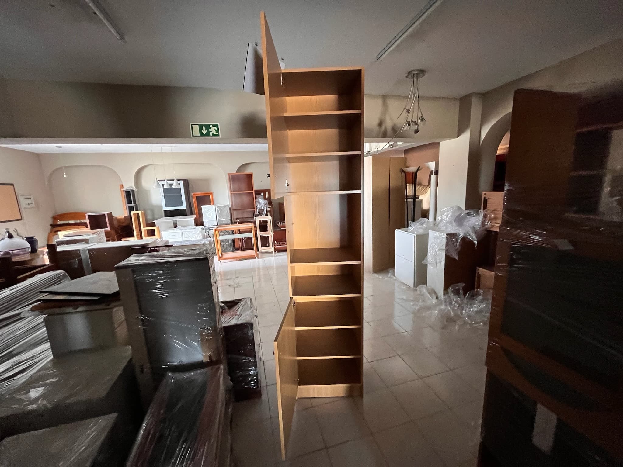 Móvel alto de madeira com duas portas — imagem 2