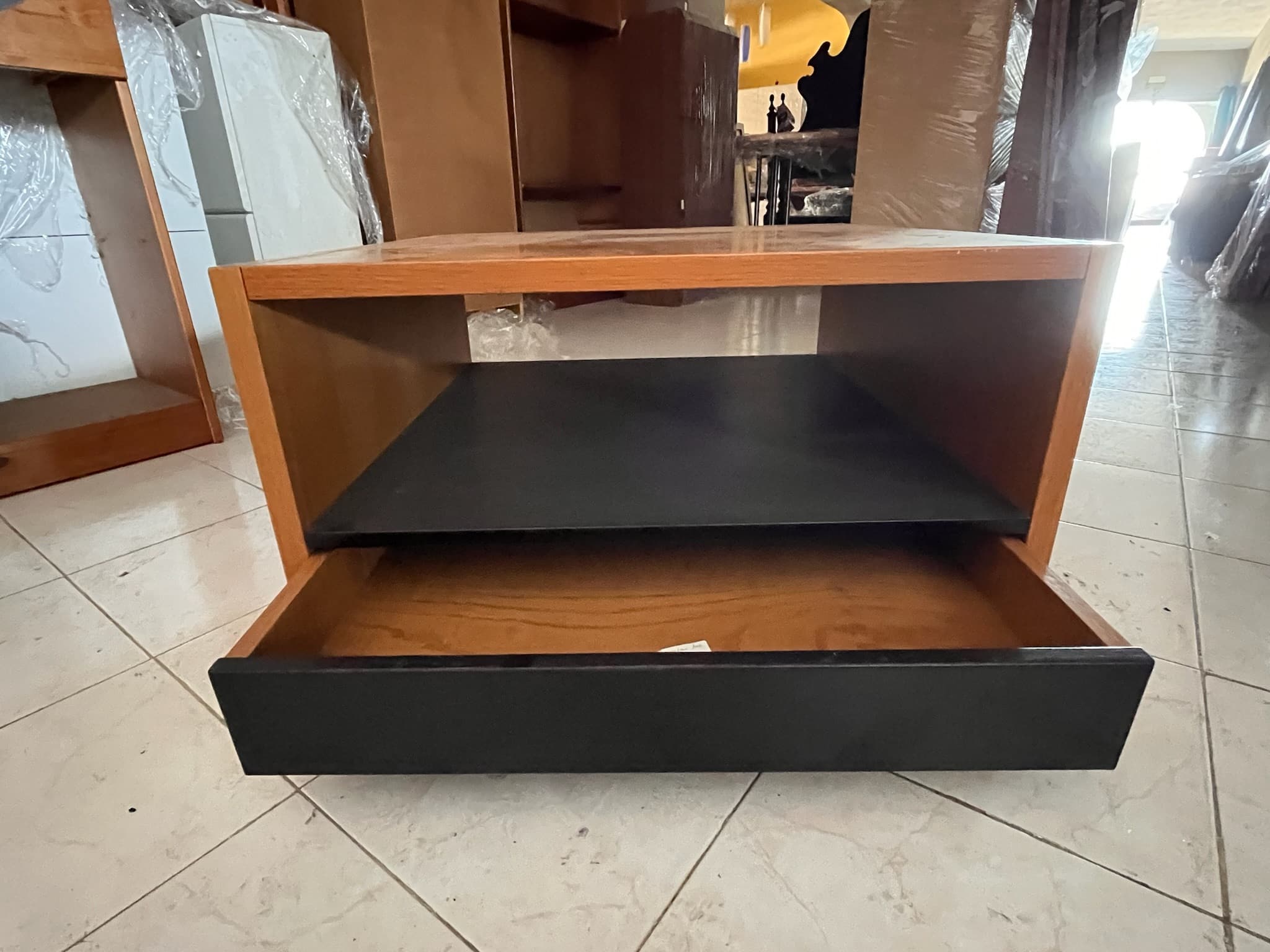 Mesa de centro em madeira com gavetas — imagem 2