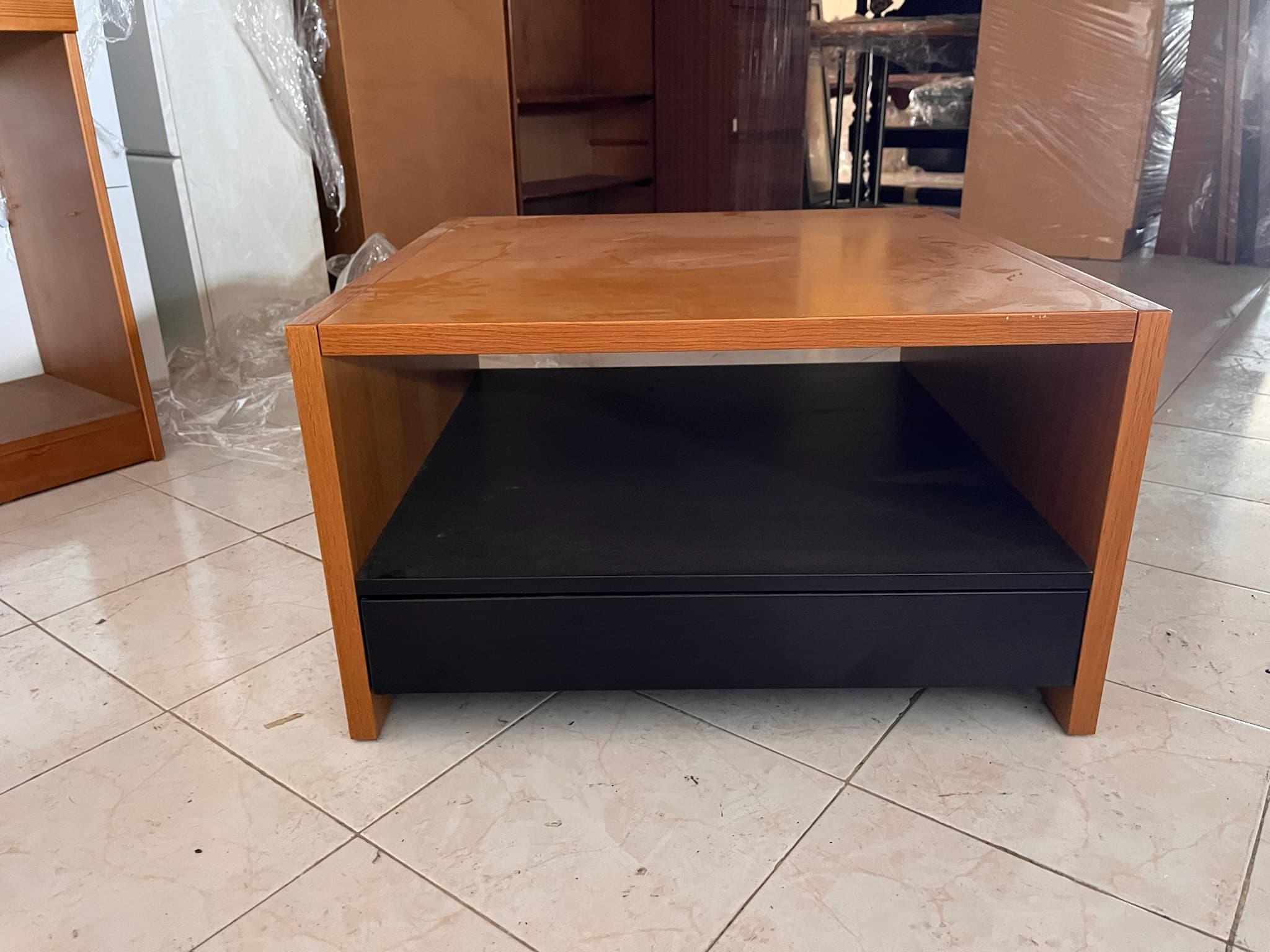 Mesa de centro em madeira com gavetas — imagem 1