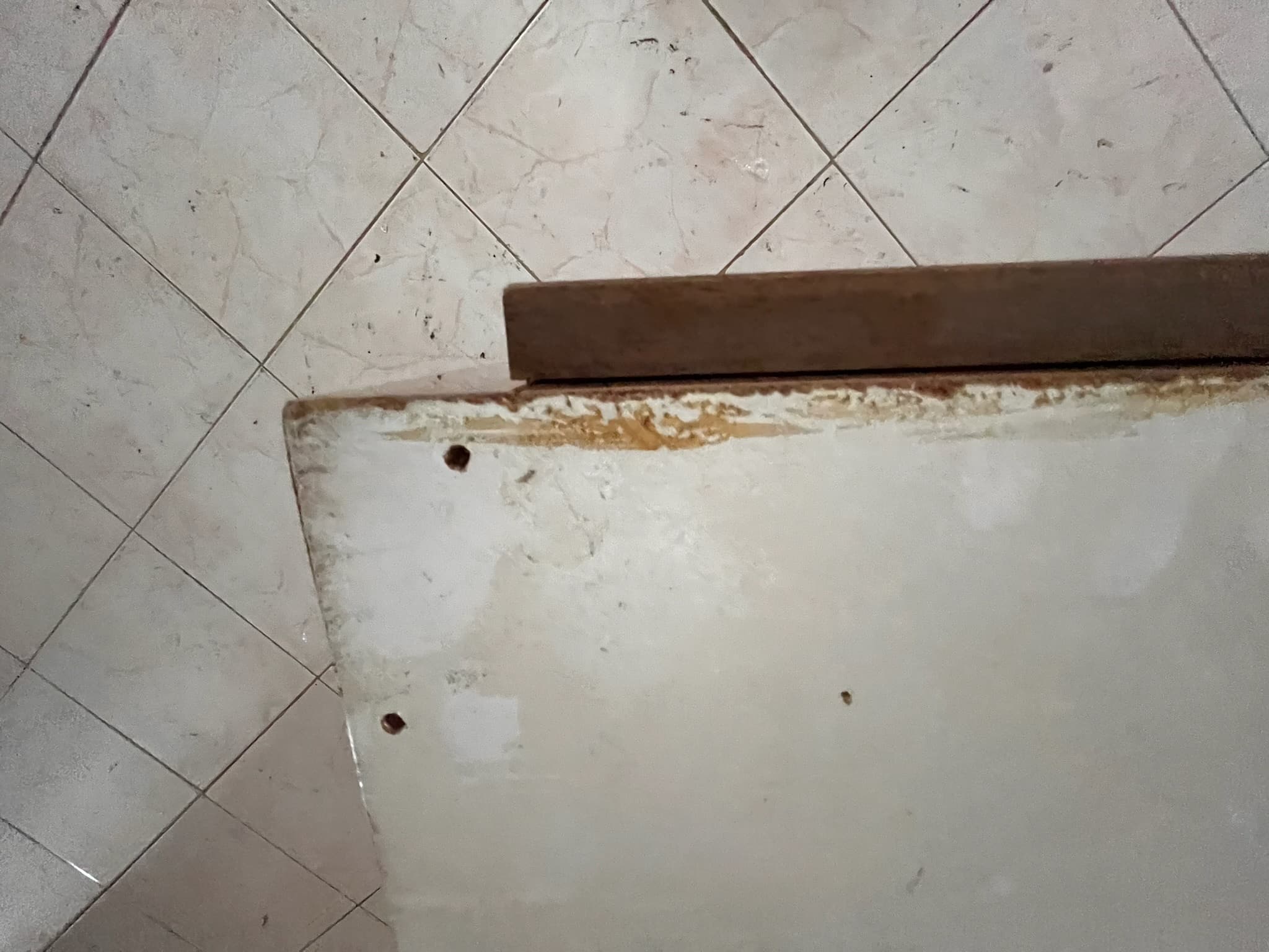 Mueble de madera con tres puertas — imagen 3