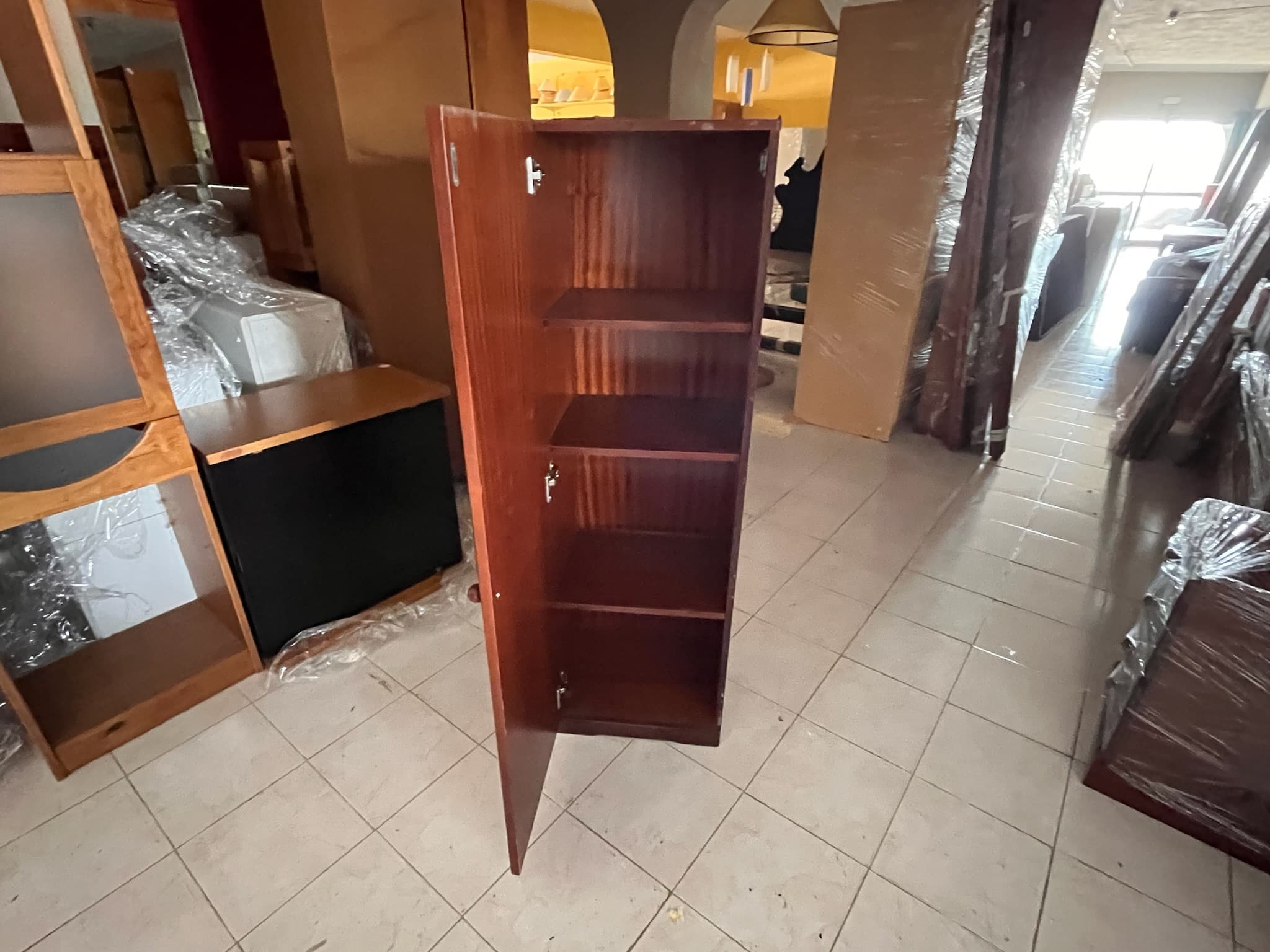 Móvel de madeira com porta — imagem 1