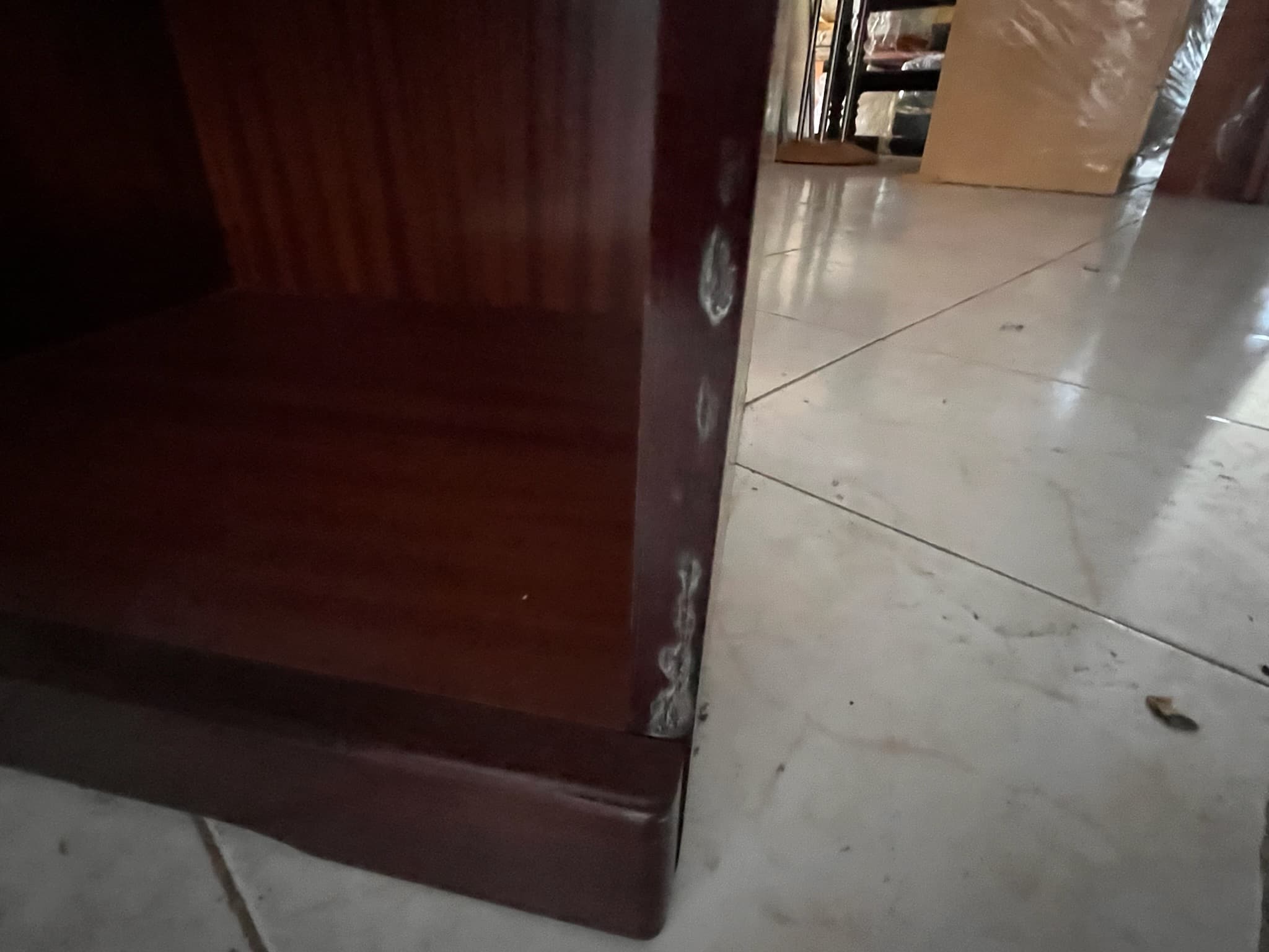 Móvel de madeira com porta — imagem 3