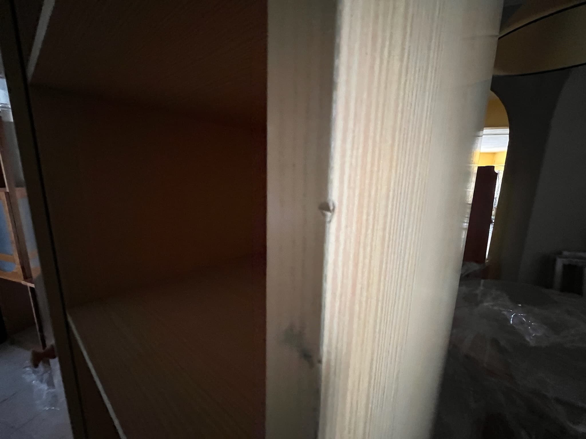 Roupeiro de madeira com duas portas — imagen 3