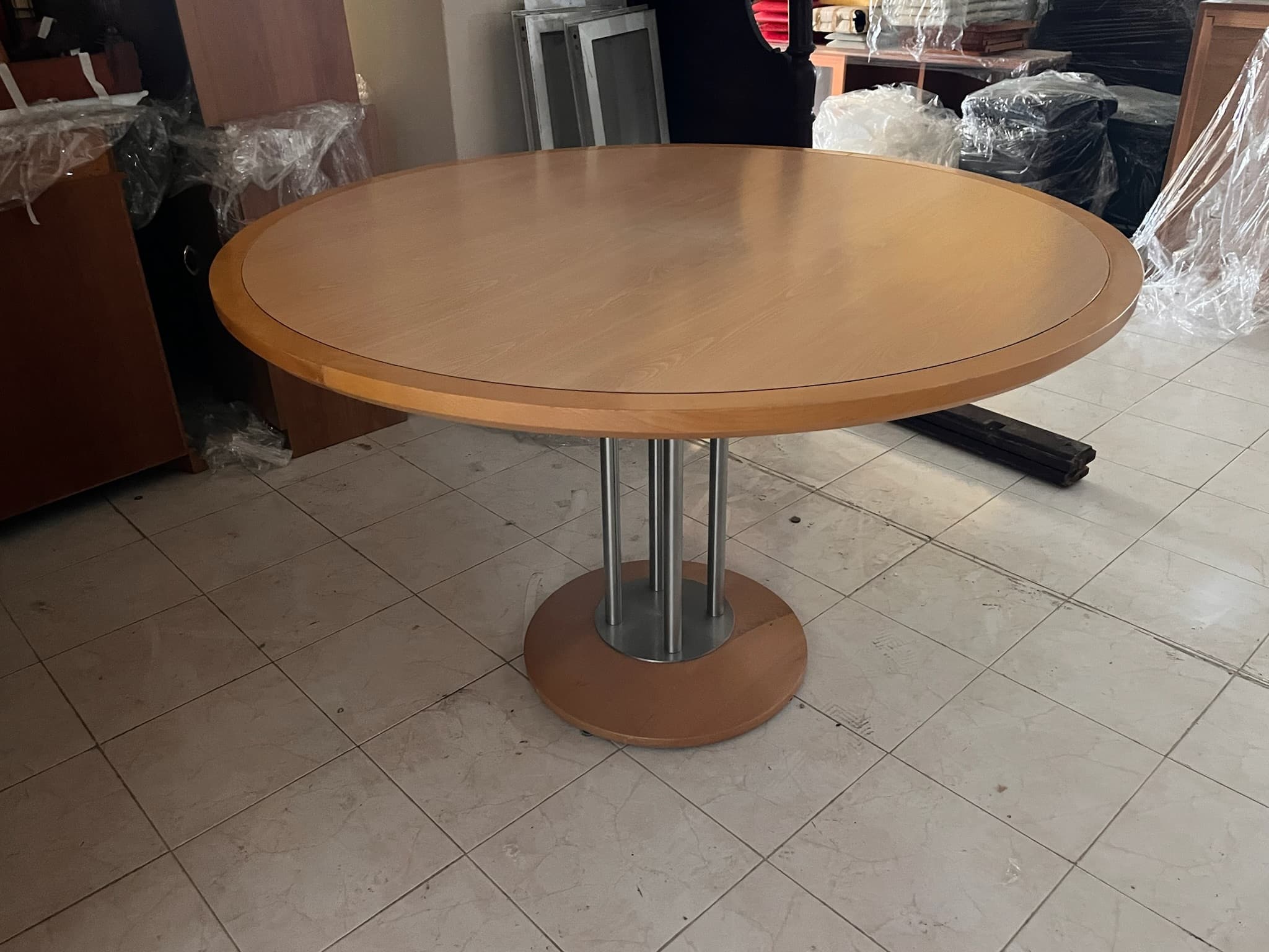 Mesa de madeira com pé de metal — imagem 2