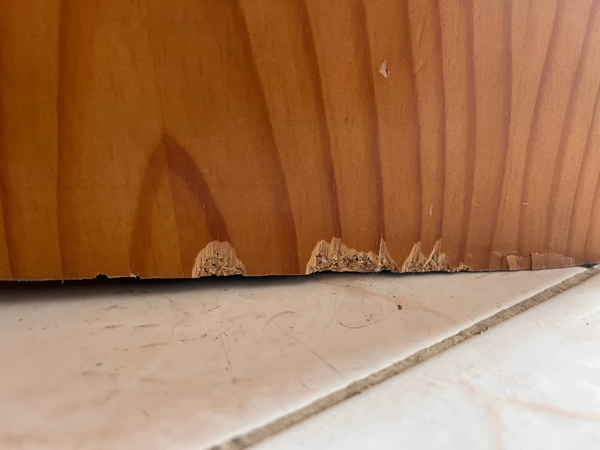 Mesinha de cabeceira de madeira — imagen 3