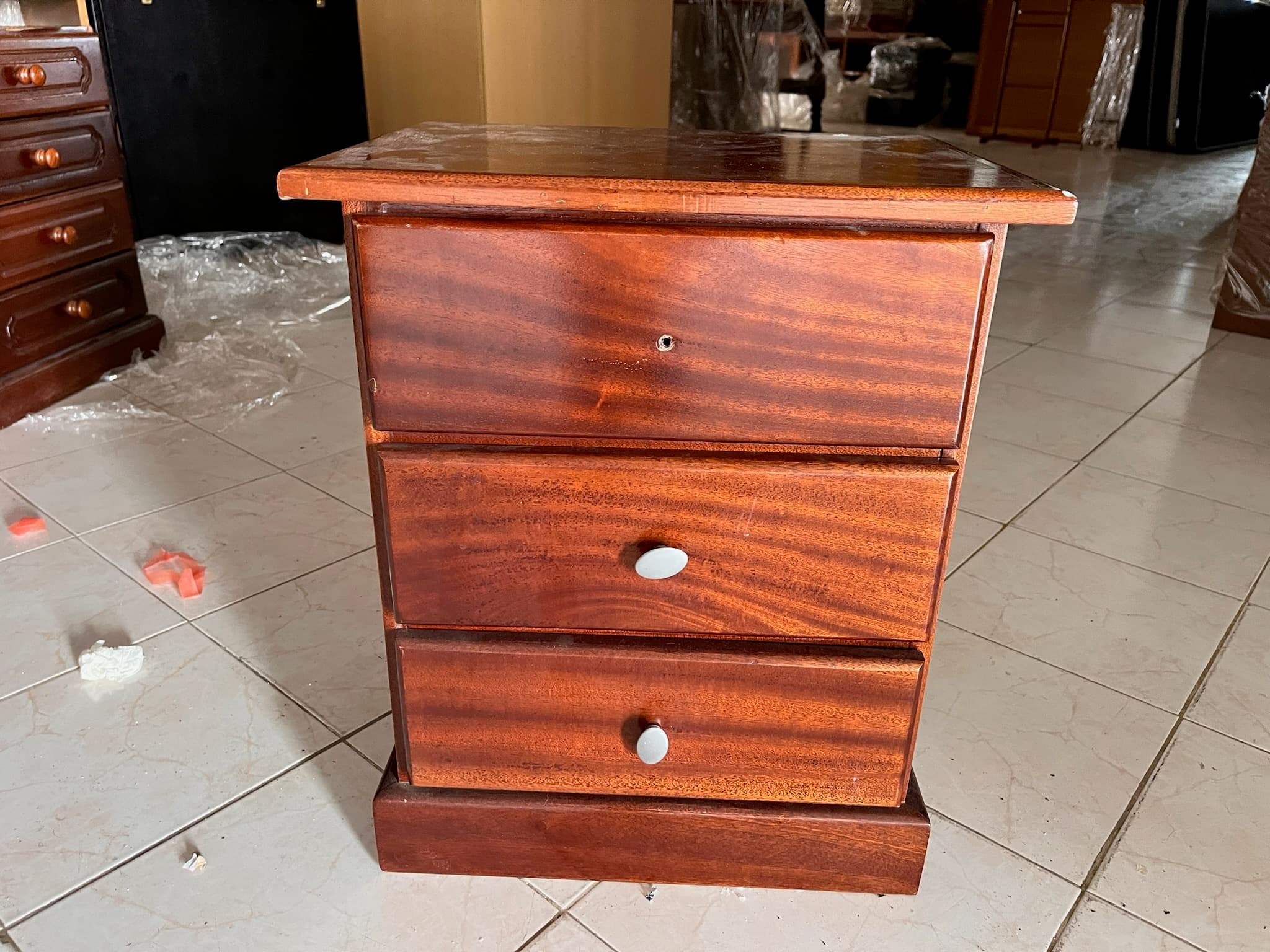 Mesinha de cabeceira de madeira — imagem 1
