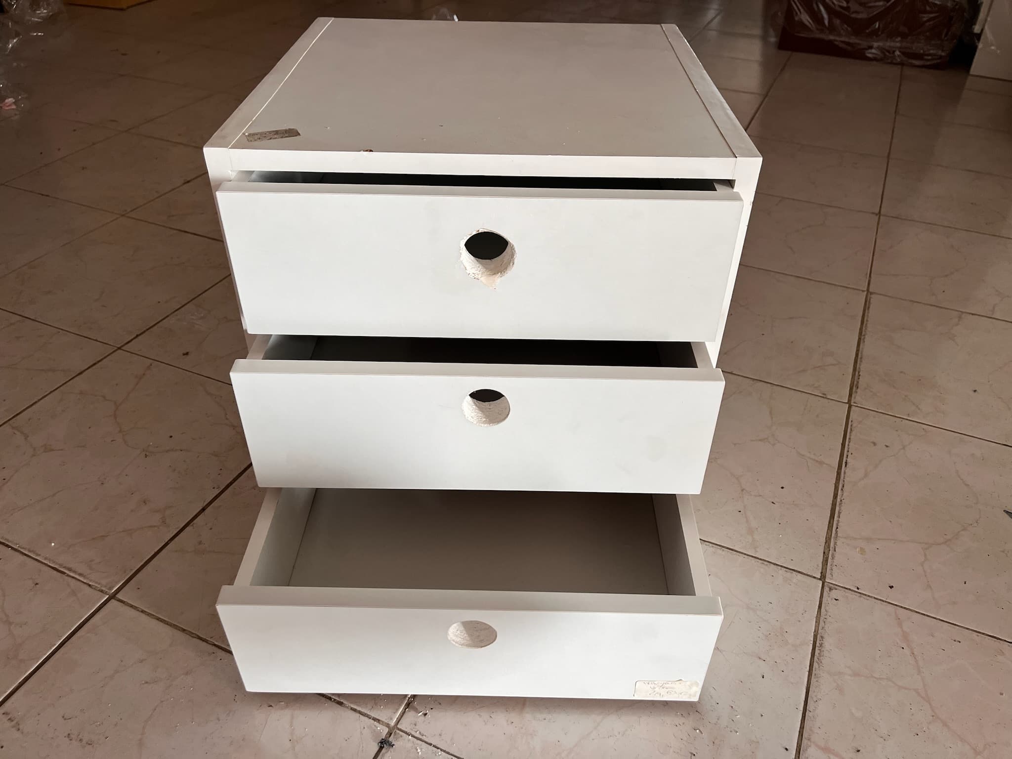 Mesinha de cabeceira de madeira branca — image 2
