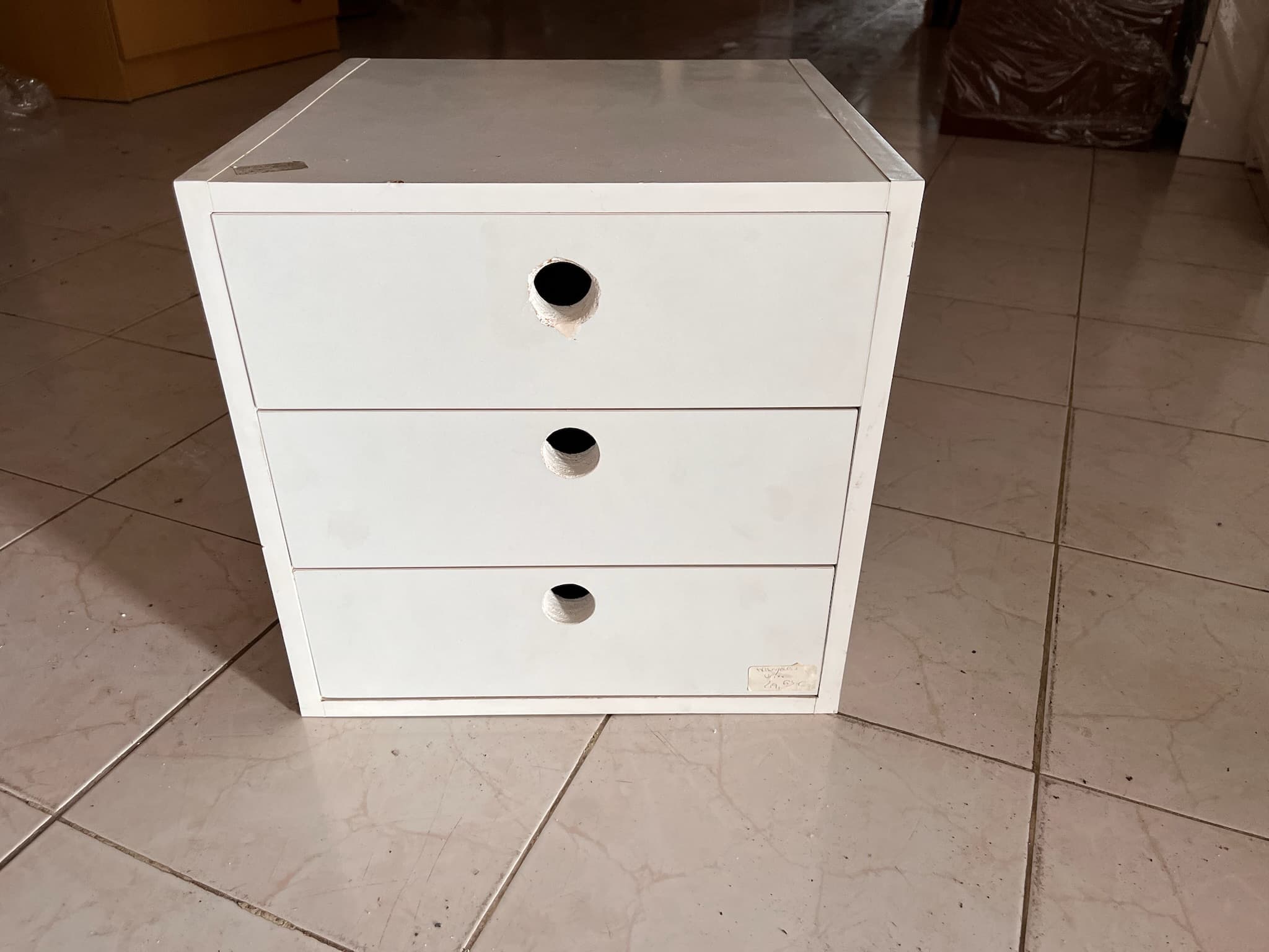 Mesinha de cabeceira de madeira branca — image 1