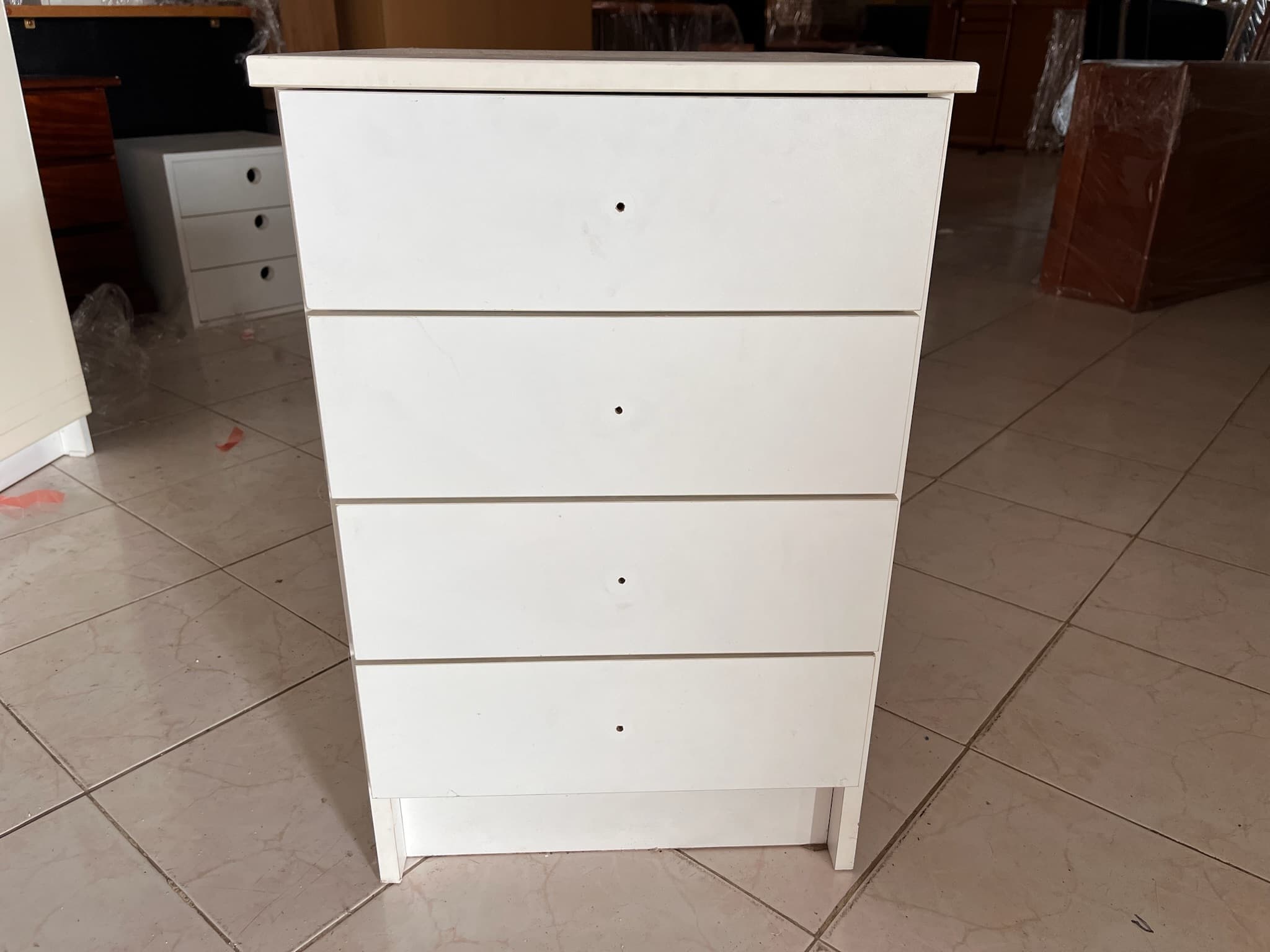 Móvel de madeira branco — imagem 1
