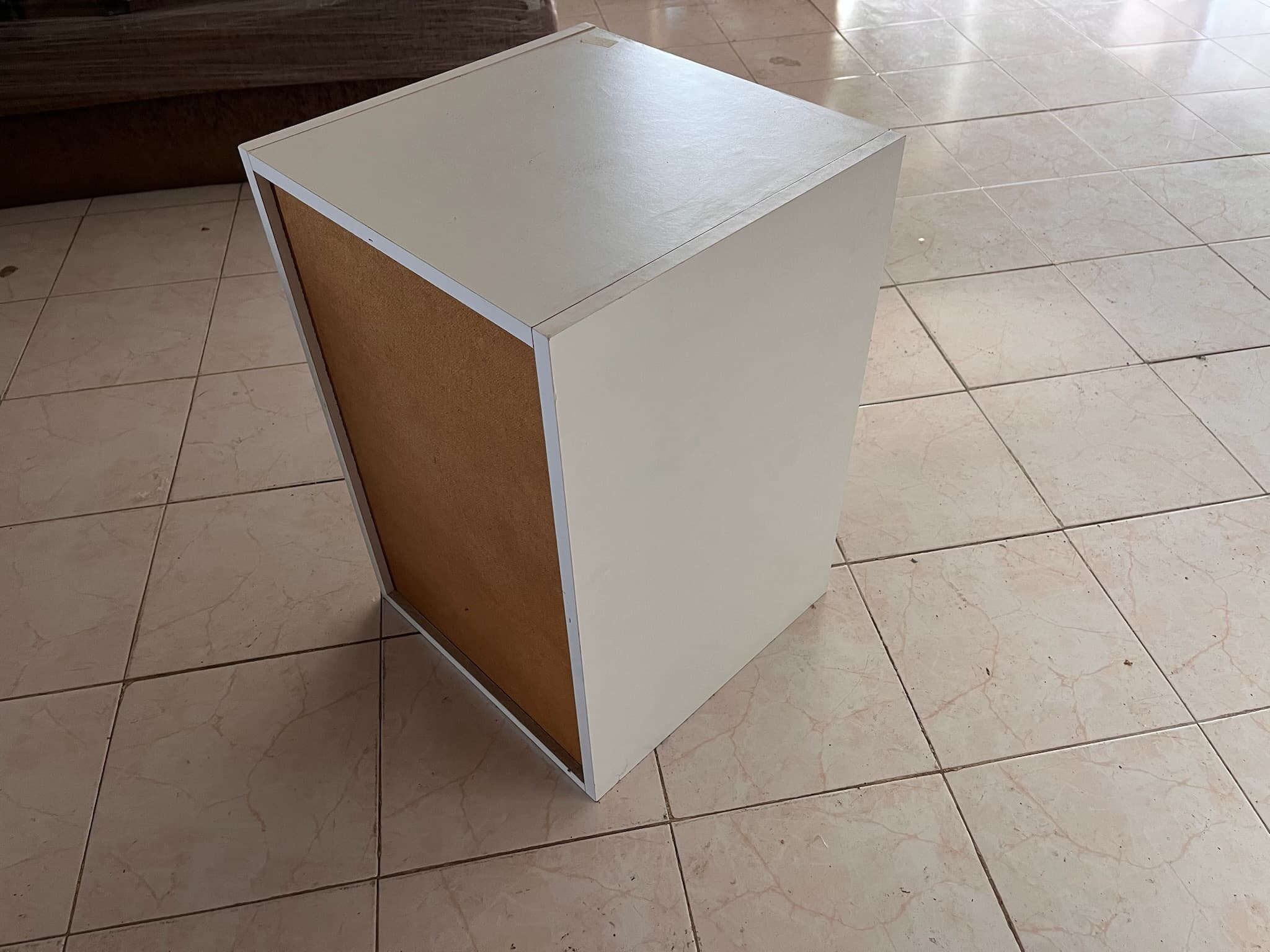 Móvel de madeira branco com prateleiras — imagem 3