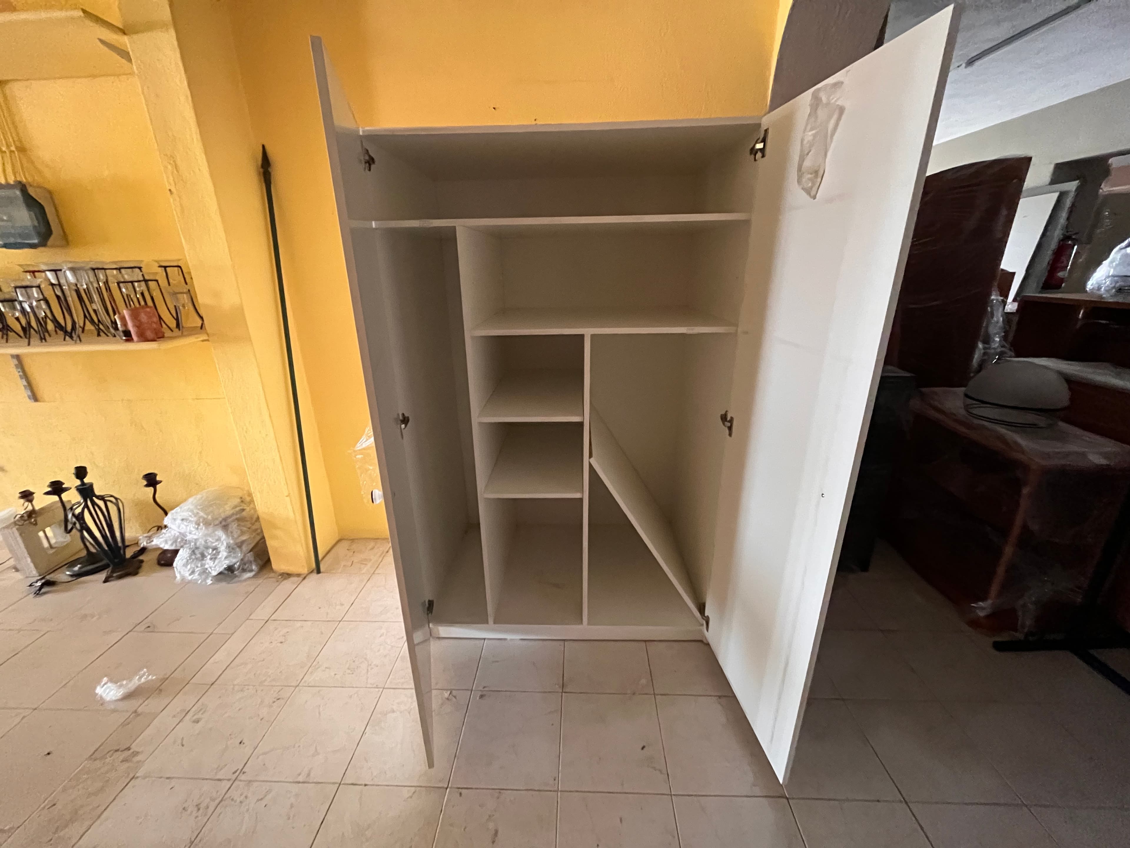 Móvel de madeira branco com prateleiras — imagen 2