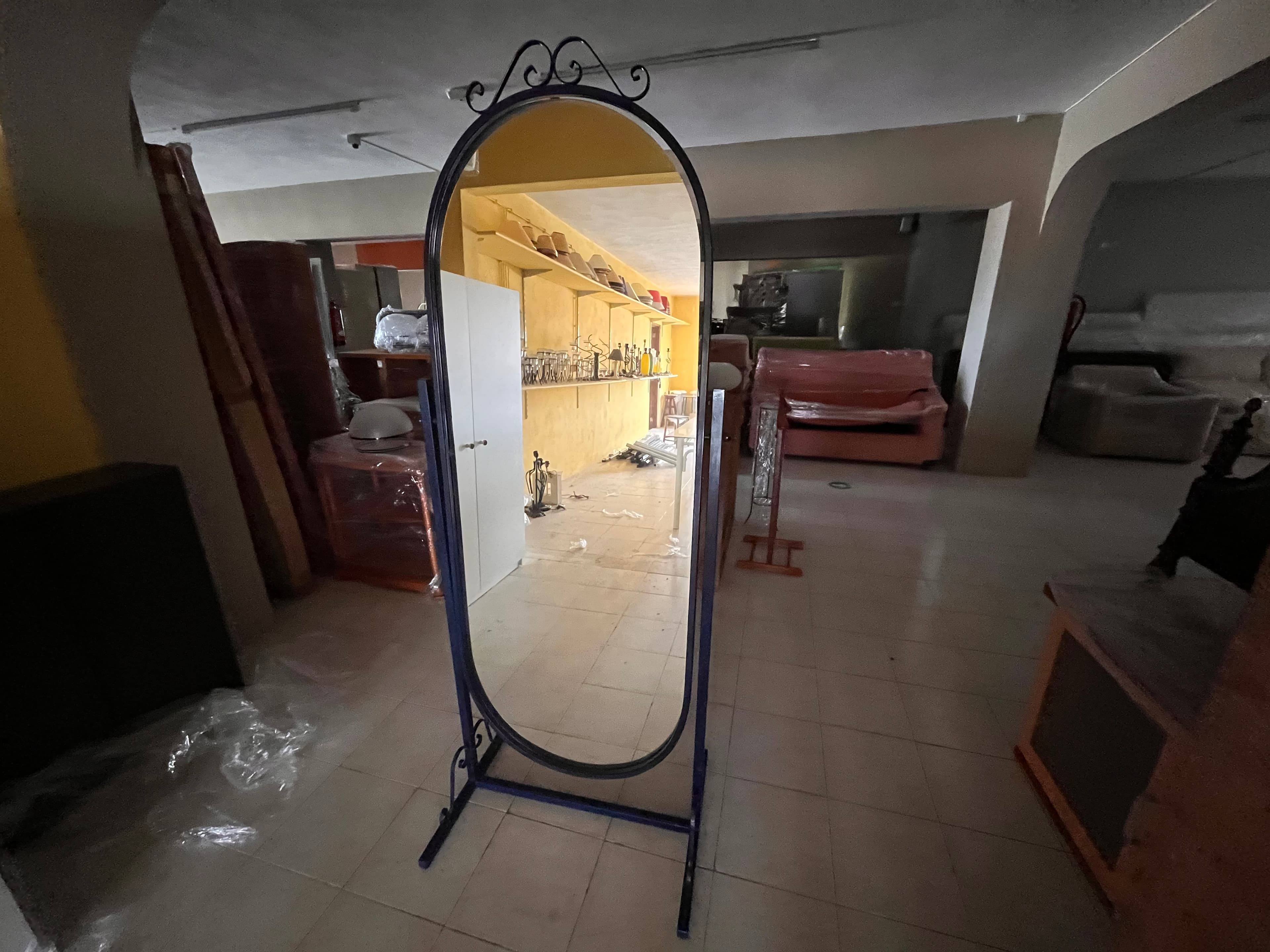 Espelho com estrutura em ferro — image 2