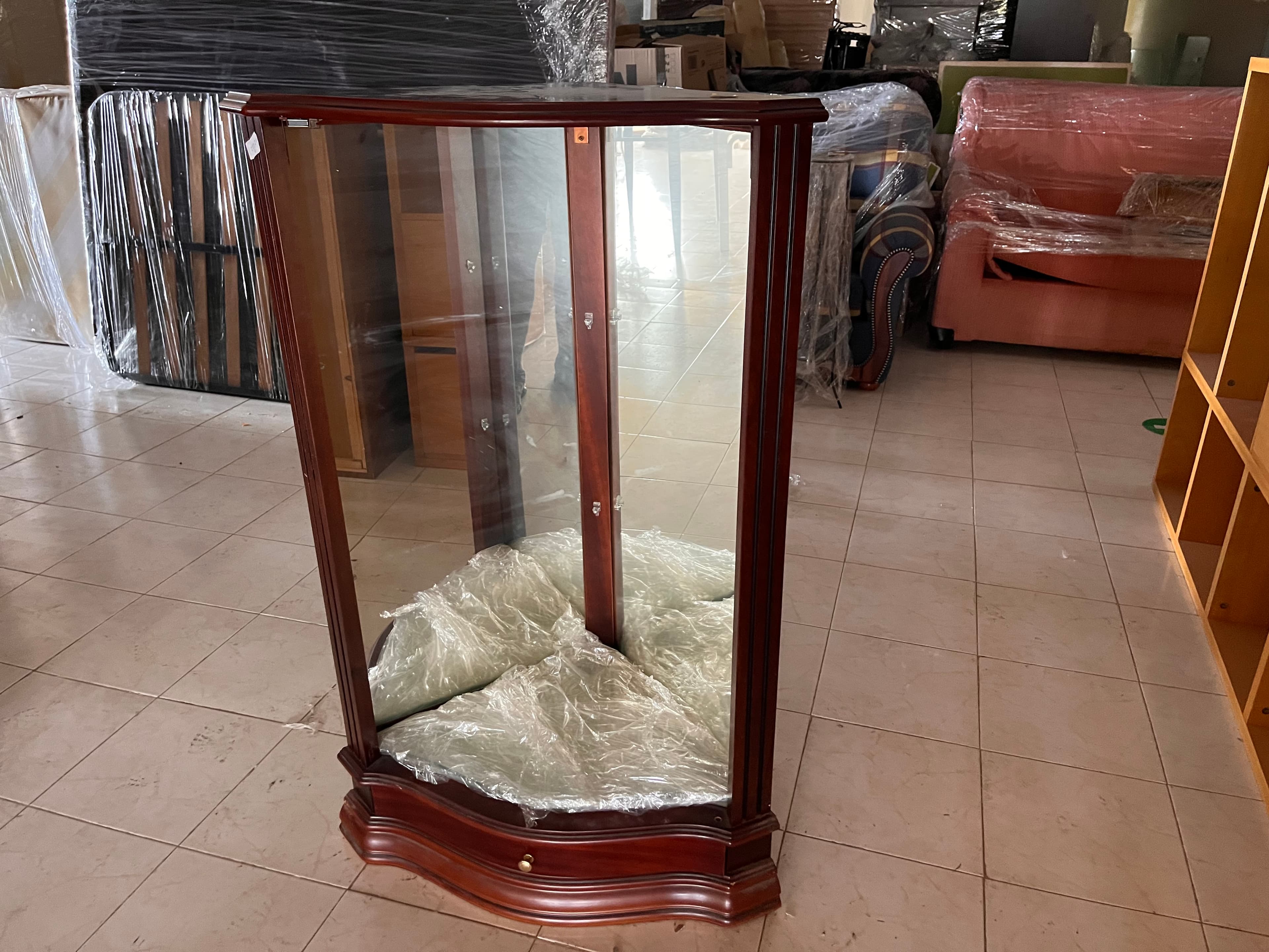 Vitrine de canto em madeira — imagem 1