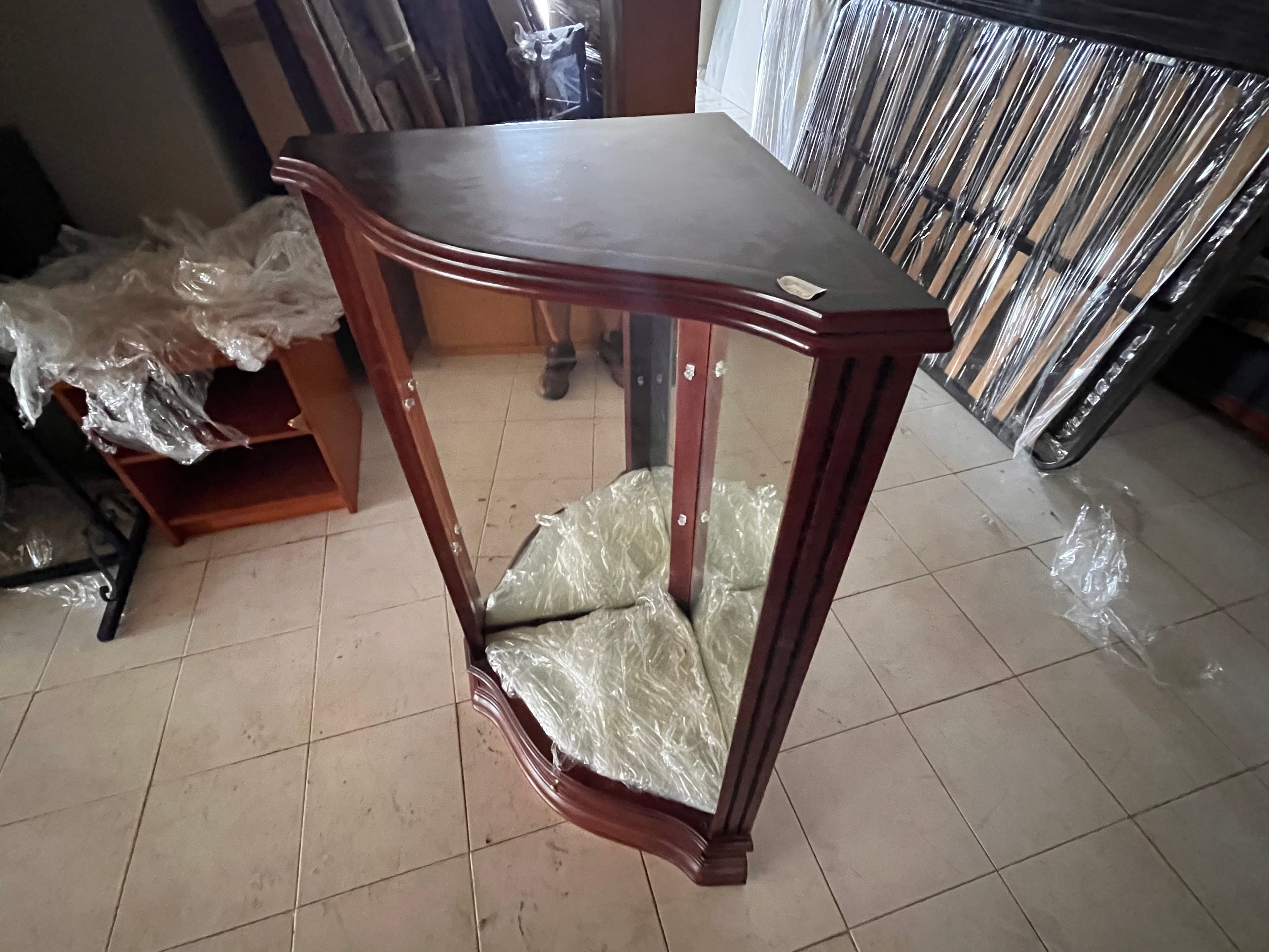 Vitrine de canto em madeira — imagem 2