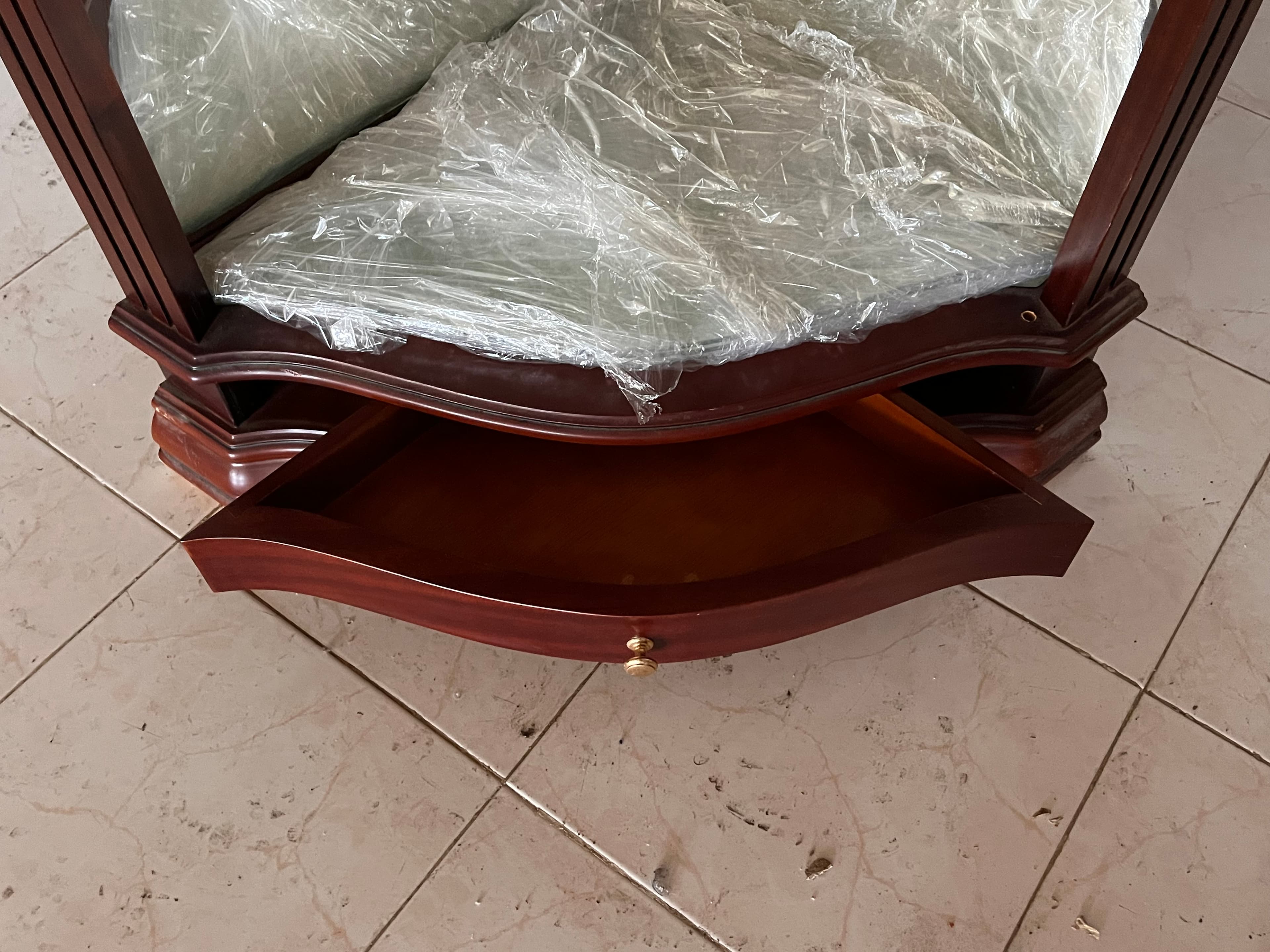 Vitrine de canto em madeira — imagem 3