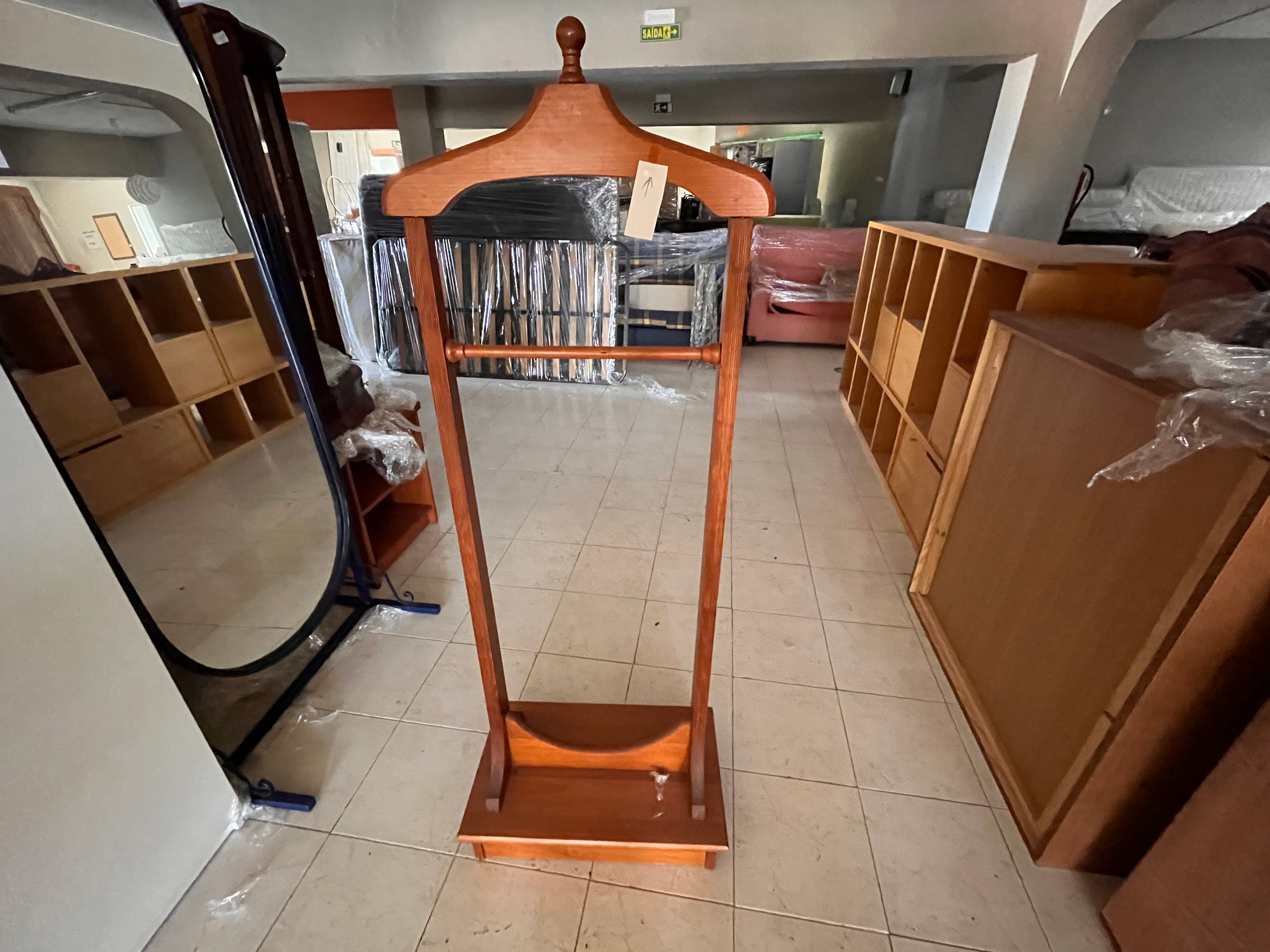 Suporte de casacos em madeira — imagen 1