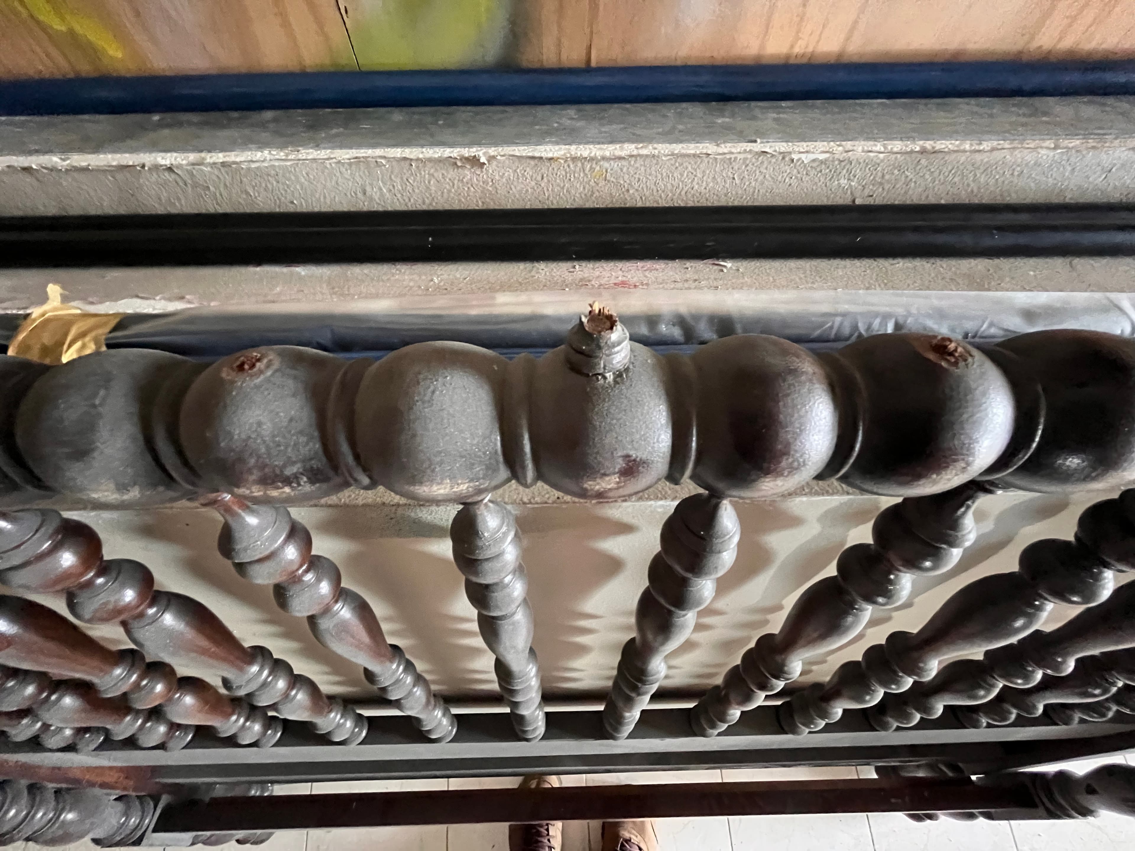 Cama com estrutura de madeira — image 2
