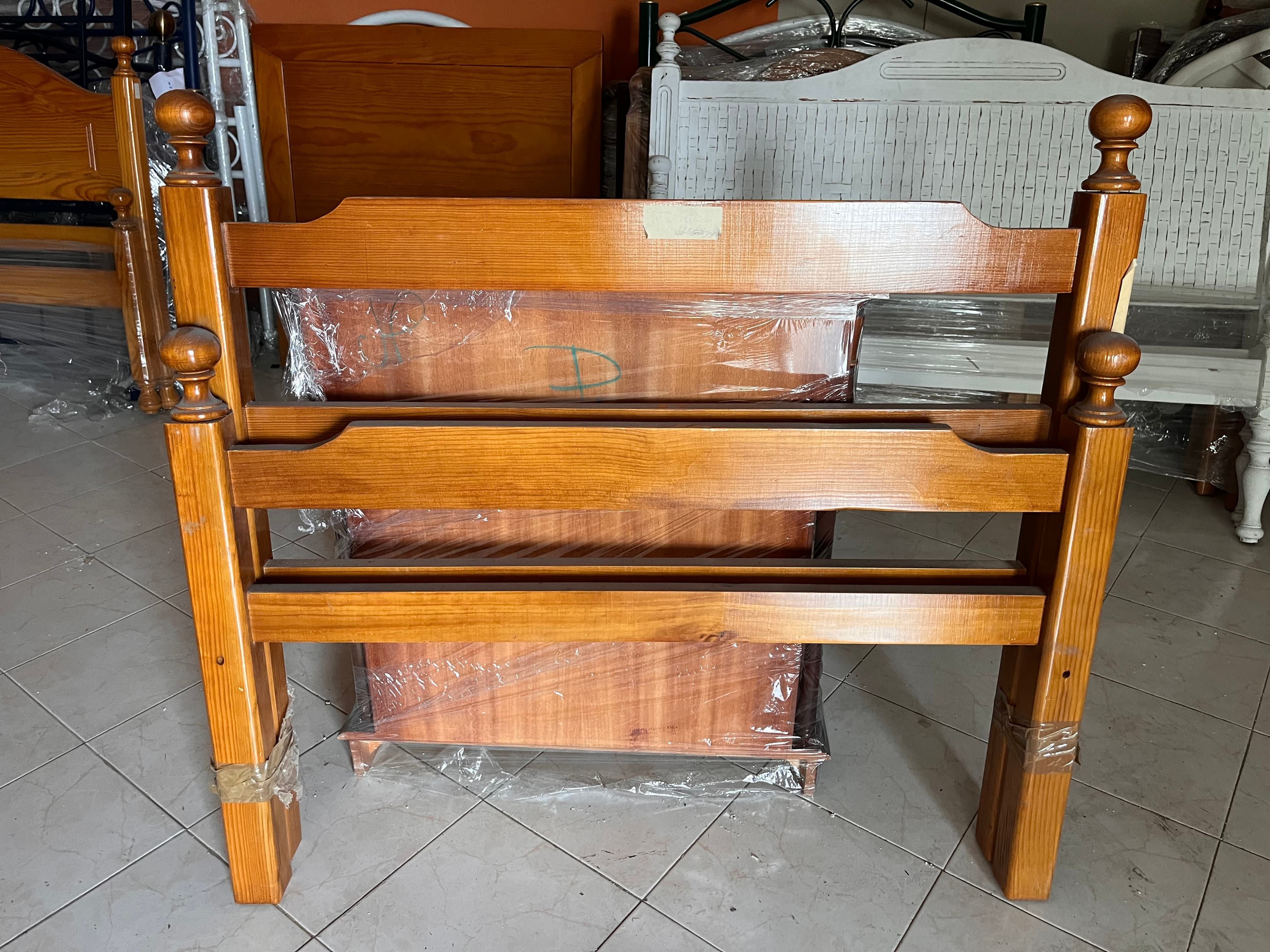 Cama com estrutura em madeira — image 1