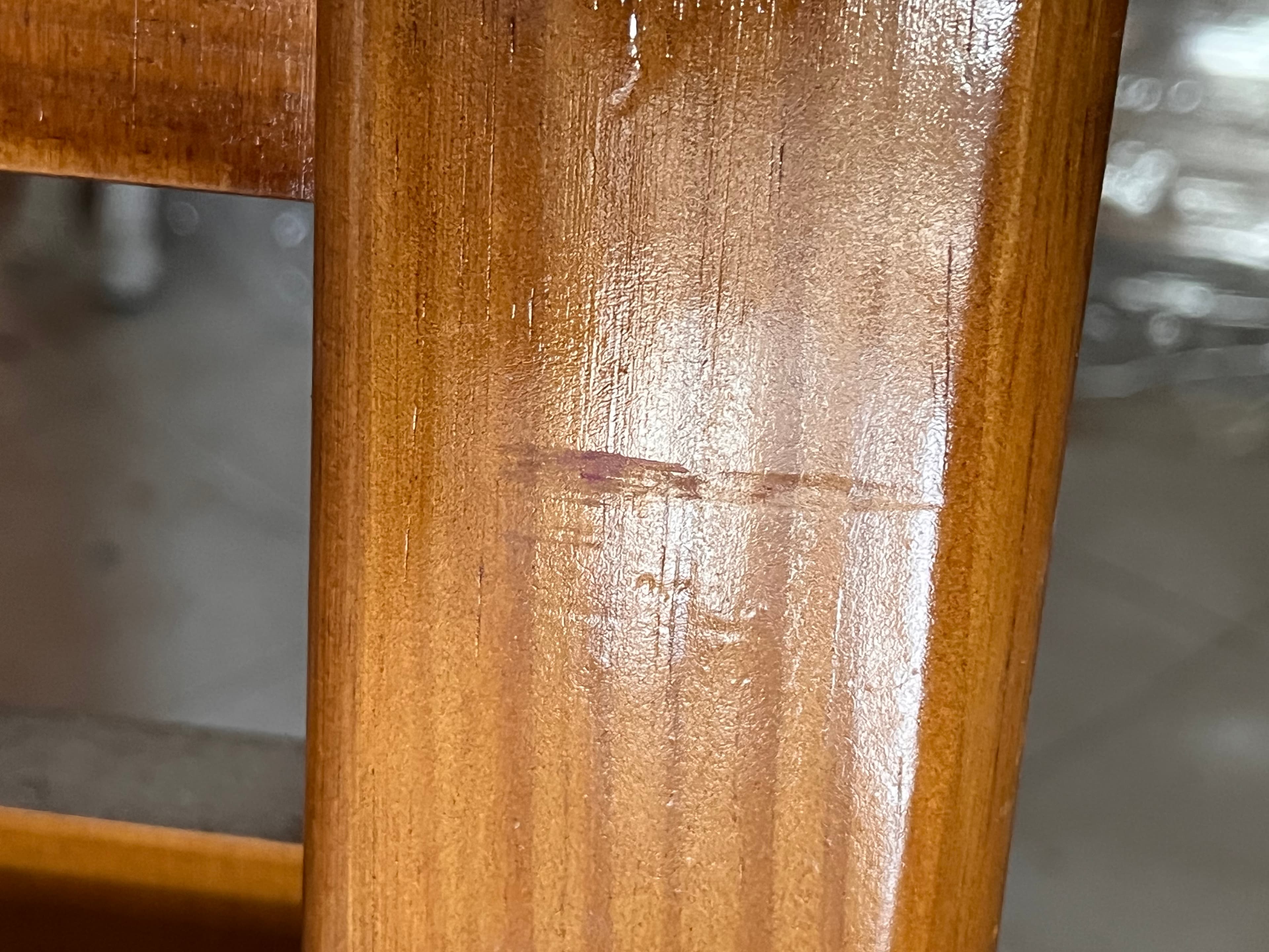 Cama com estrutura em madeira — image 2