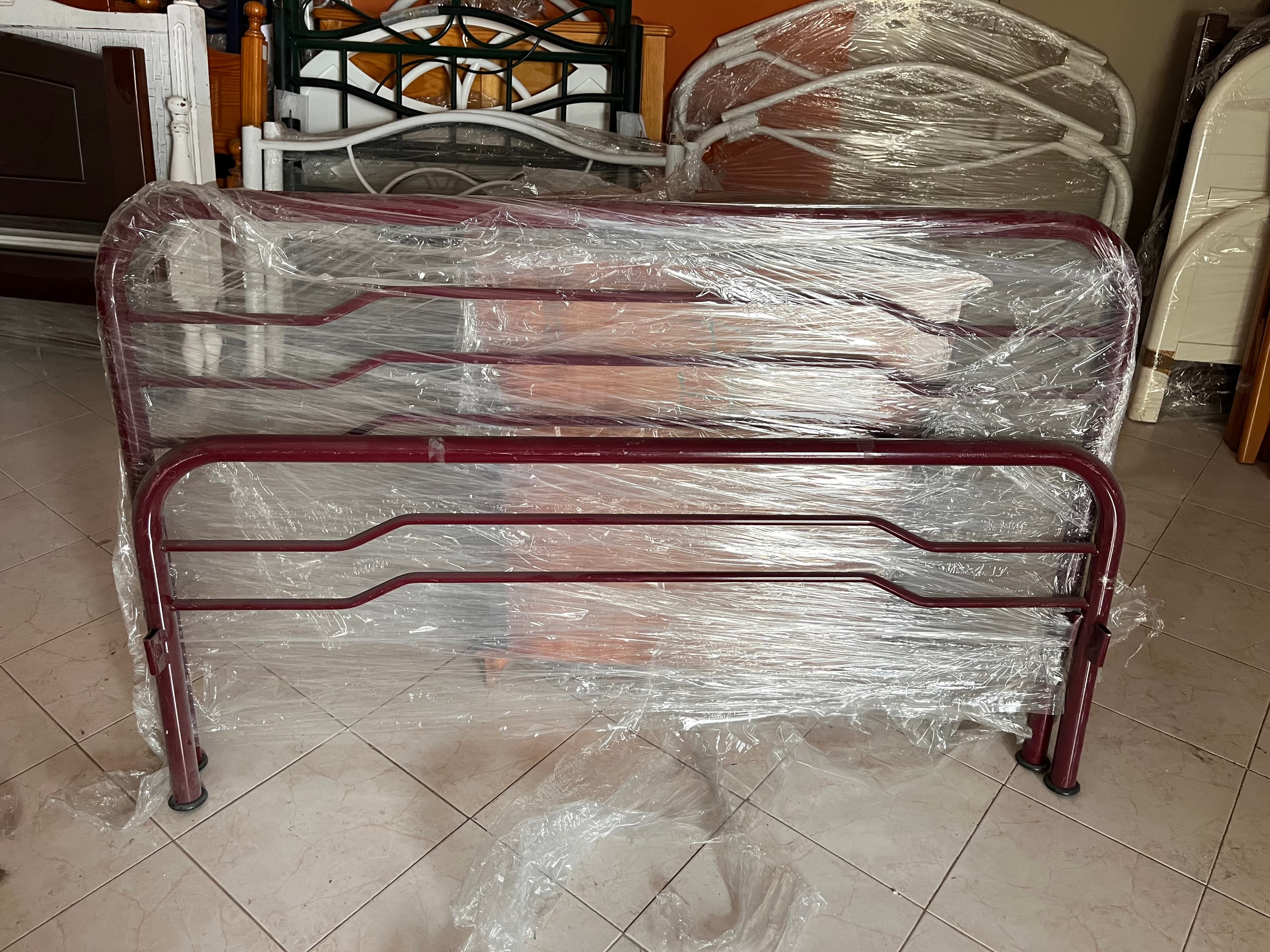Cama com estrutura em ferro — imagem 1