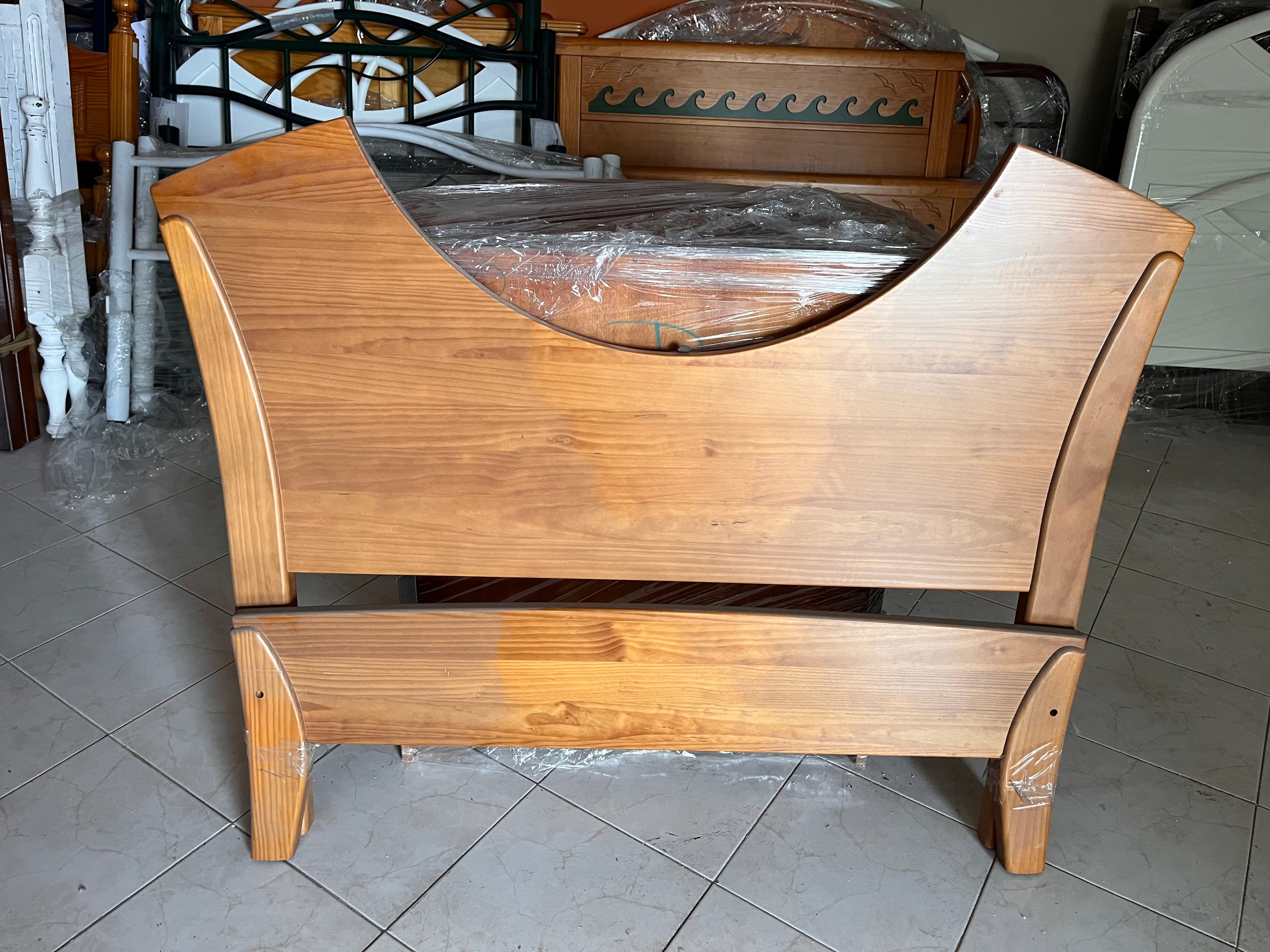 Cama com estrutura em madeira — image 1