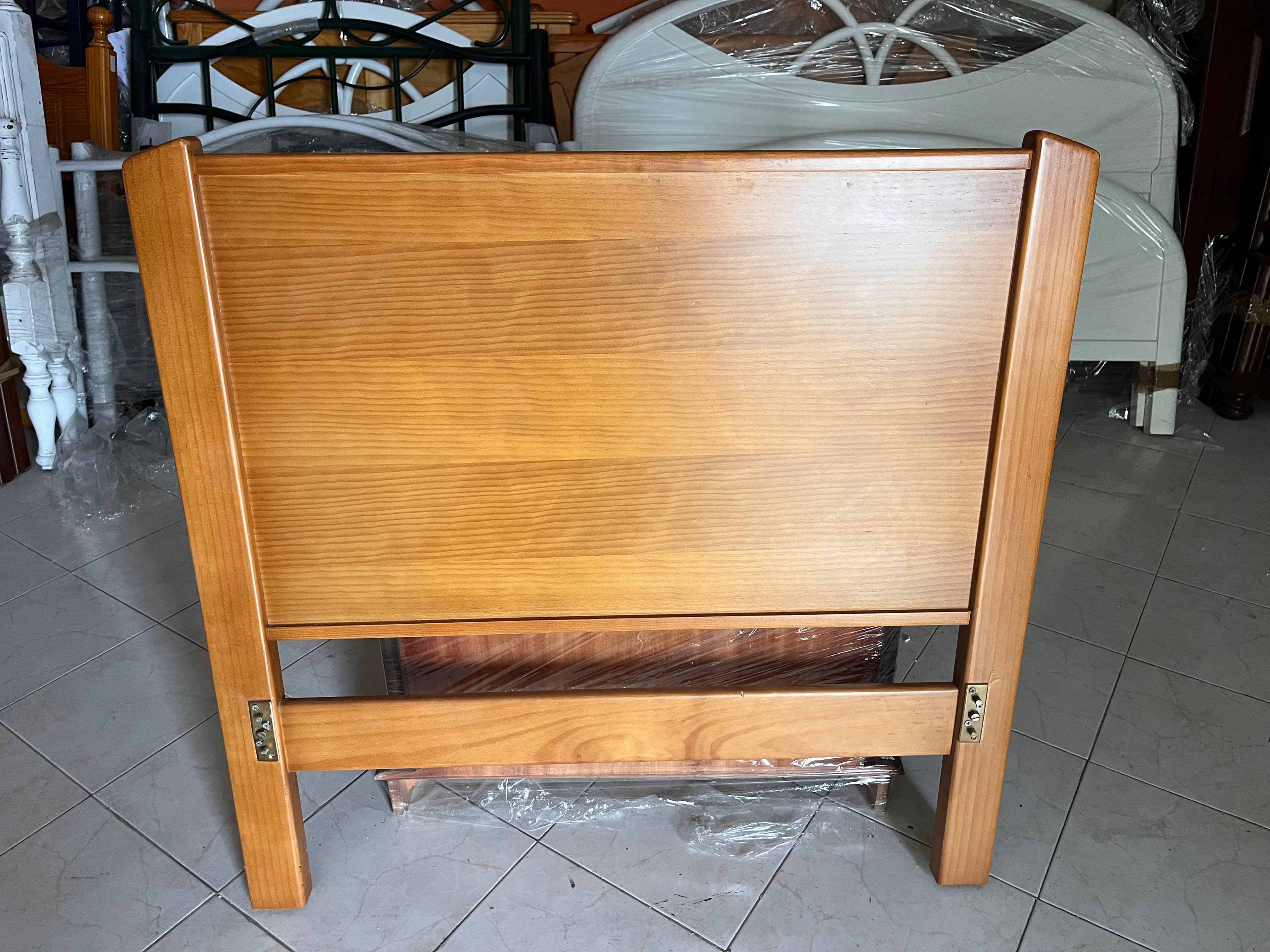 Cabeceira de cama em madeira — imagem 1