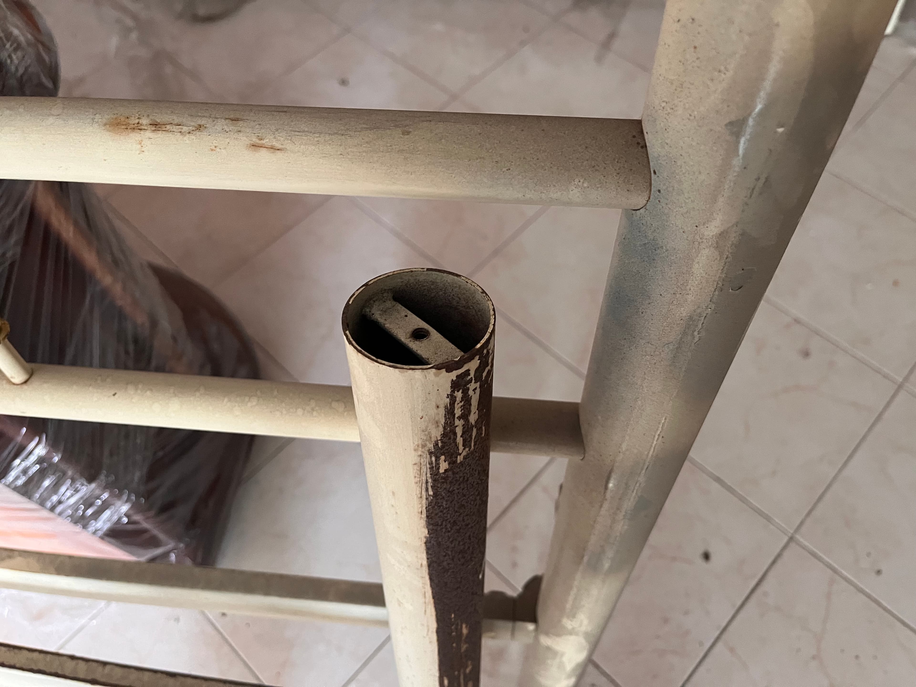Cama com estrutura em ferro — imagen 6