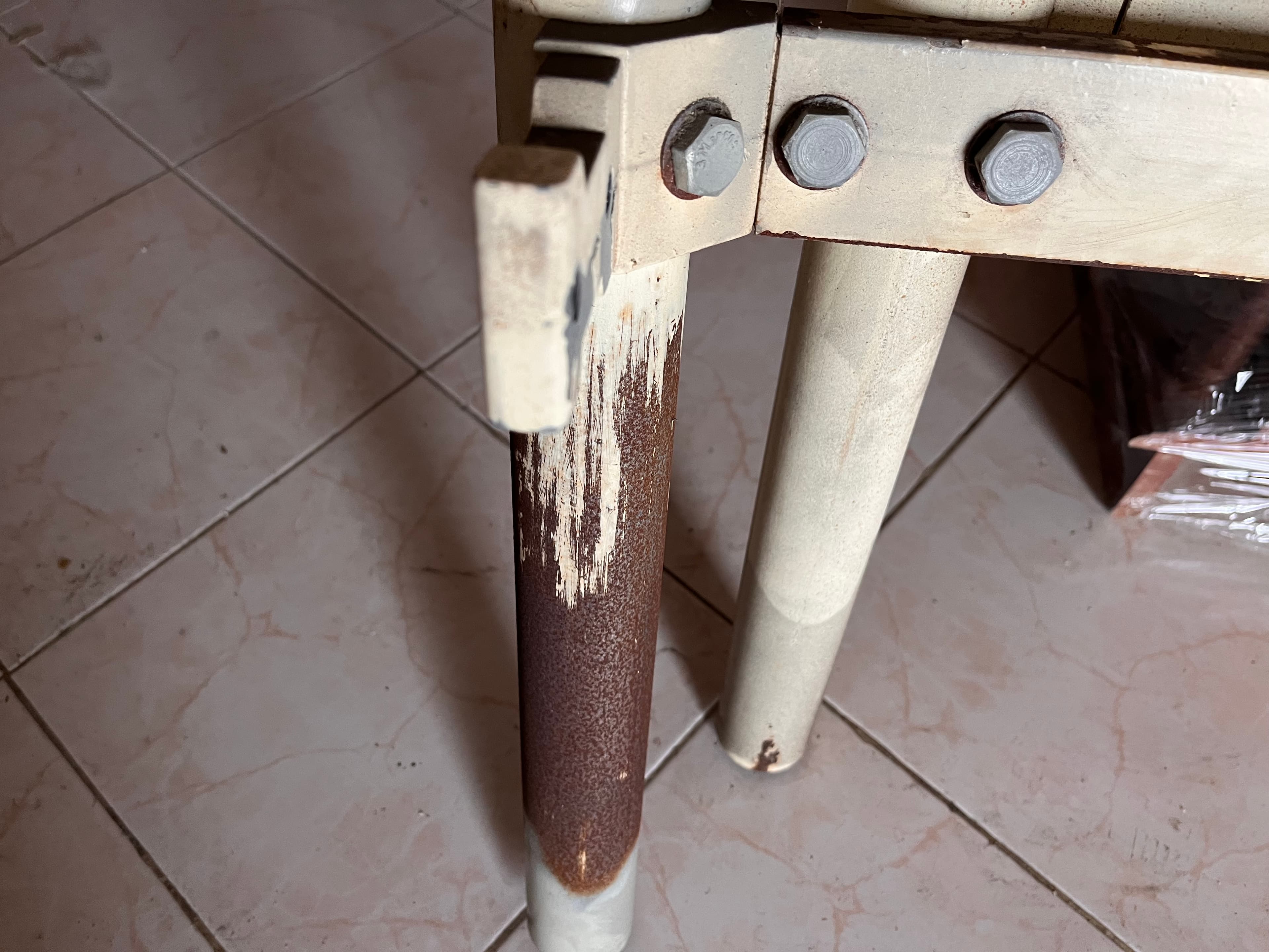 Cama com estrutura em ferro — imagen 4