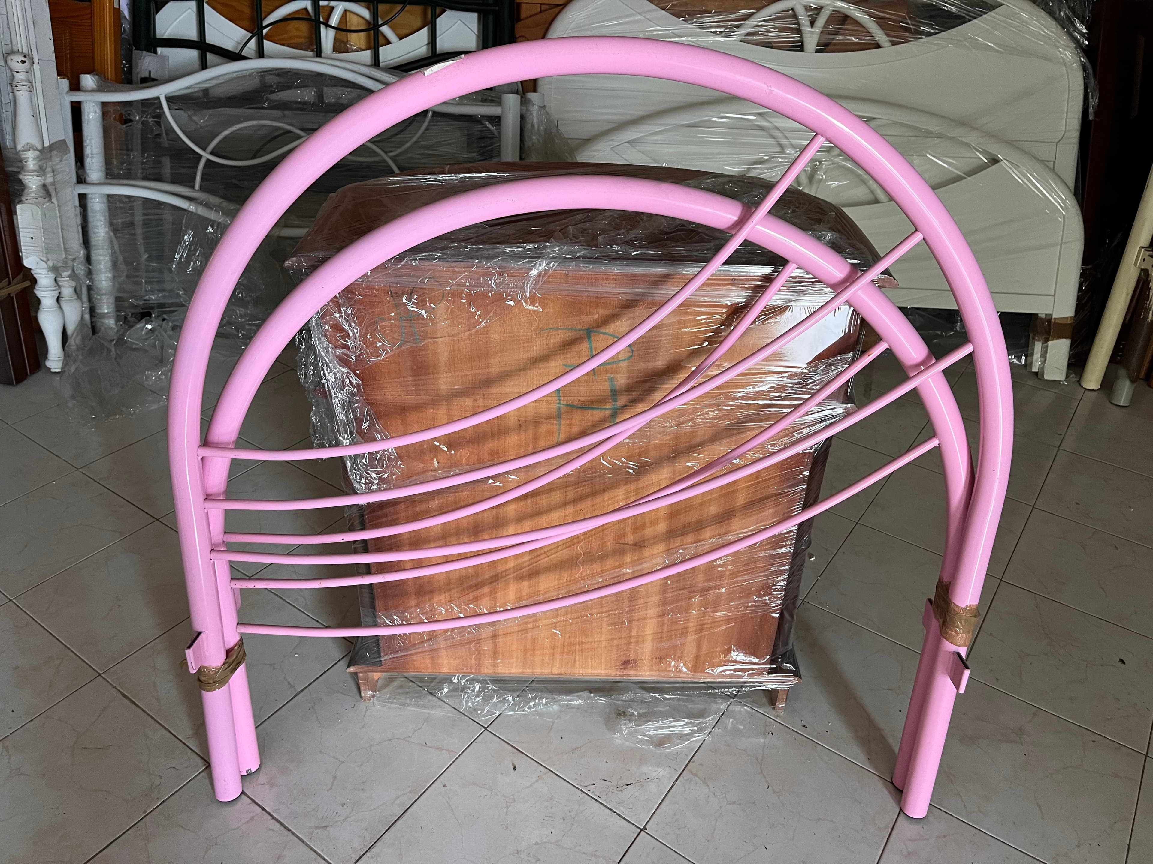 Cama de ferro cor-de-rosa
